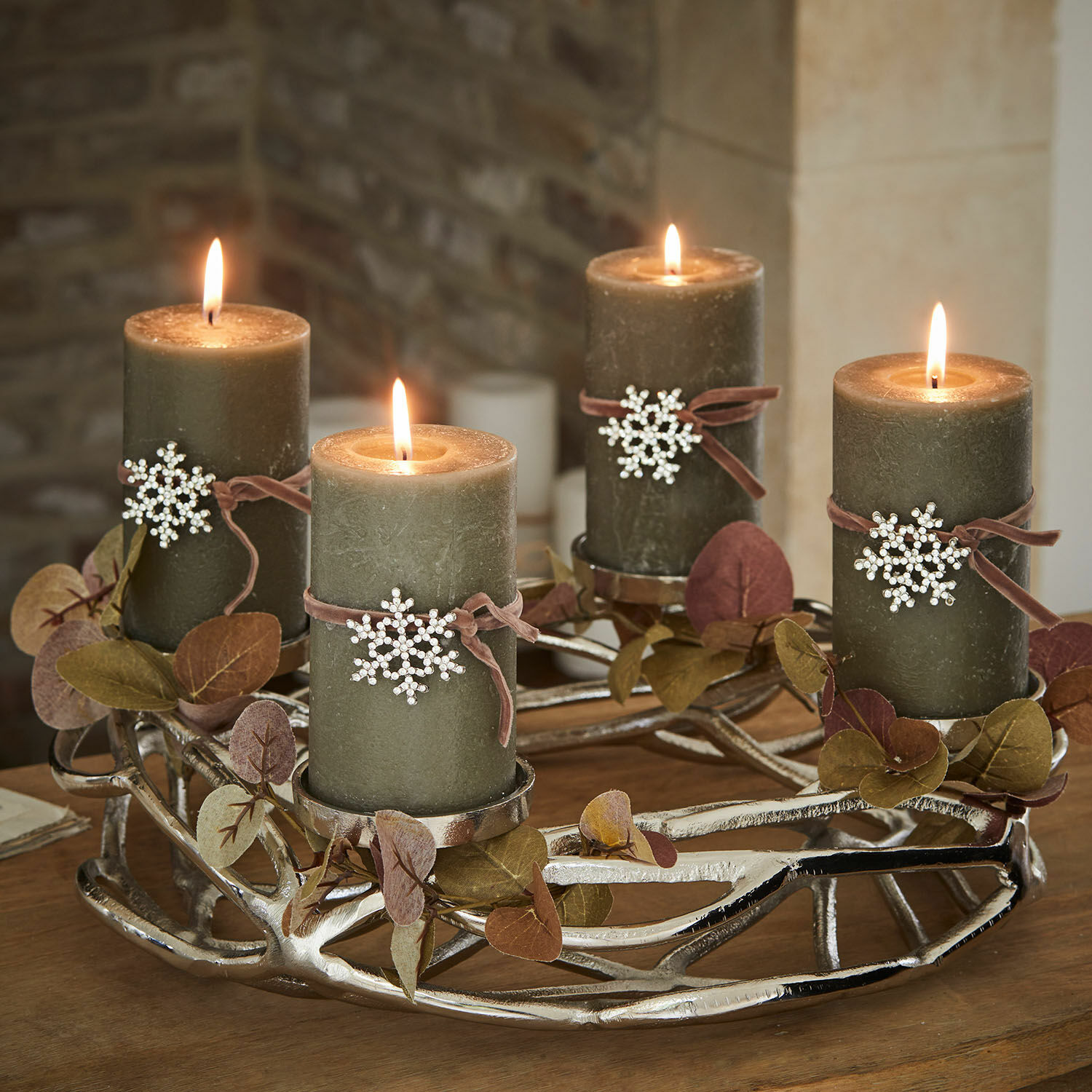 Lot de 4 pin’s décoratifs Volexi Couronne de l'Avent avec quatre bougies vertes décorées de flocons de neige et de feuilles sur un support métallique