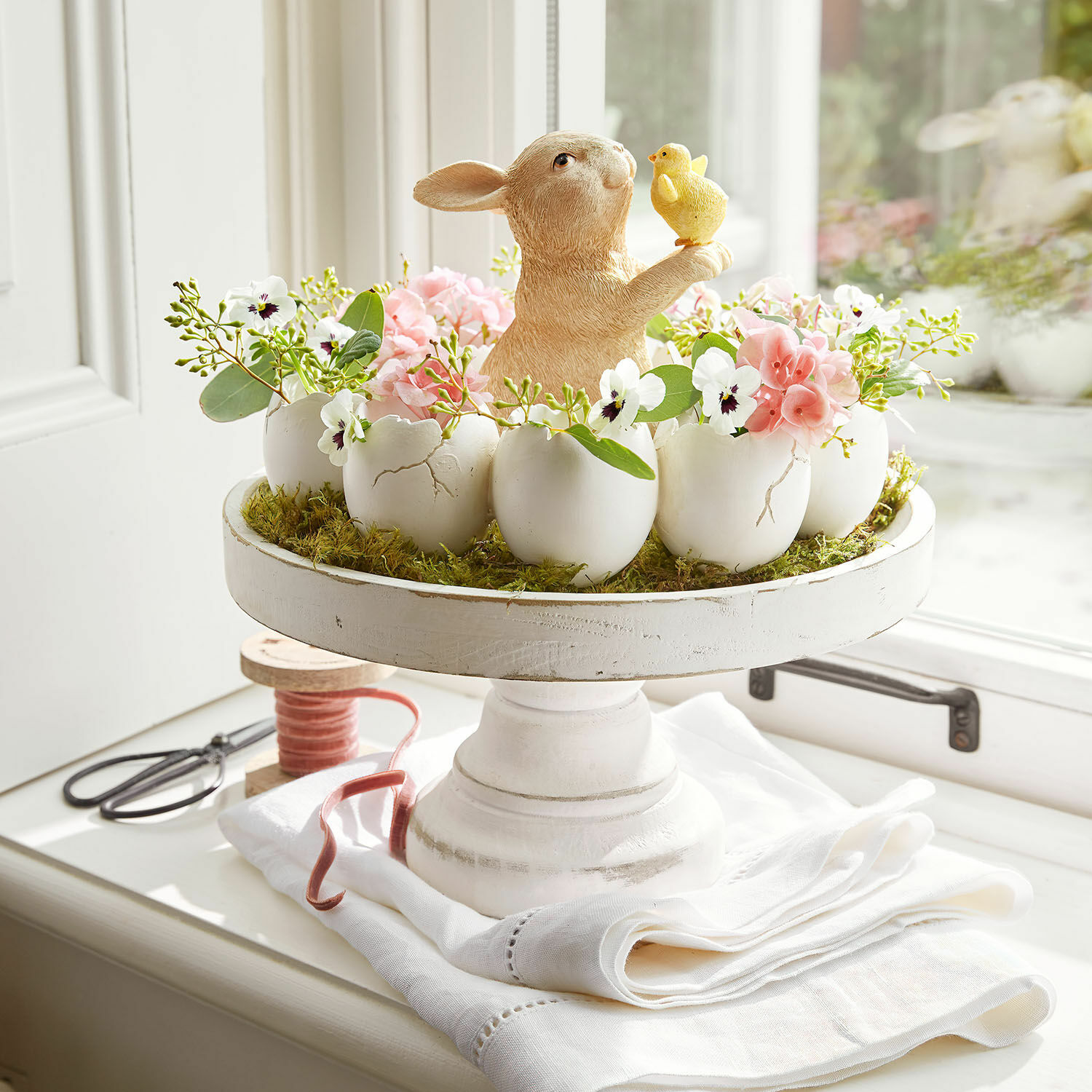Présentoir Loissard Décoration de Pâques avec lapin en céramique et fleurs dans des coquilles d'œufs blanches sur un support en bois