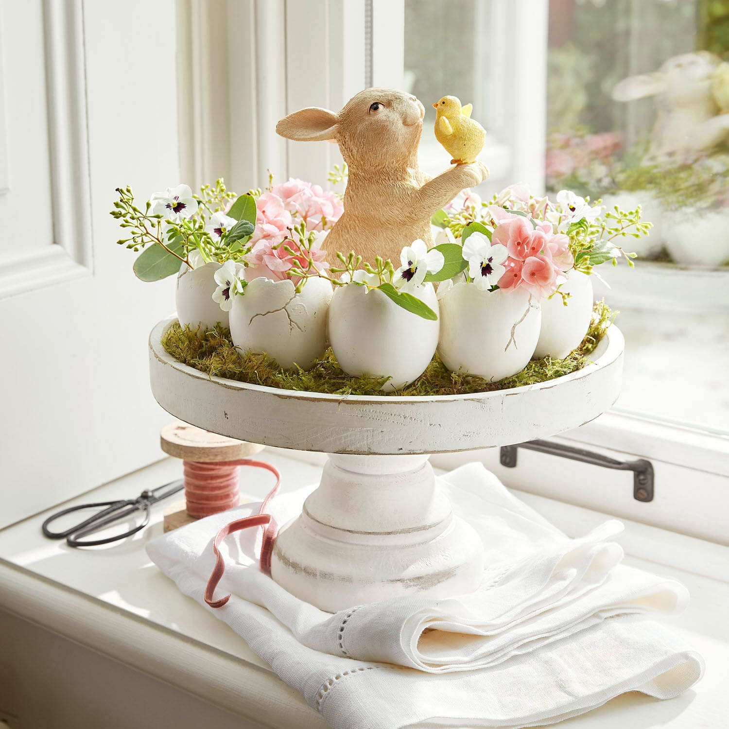 Présentoir Loissard Décoration de Pâques avec lapin en céramique et fleurs dans des coquilles d'œufs blanches sur un support en bois
