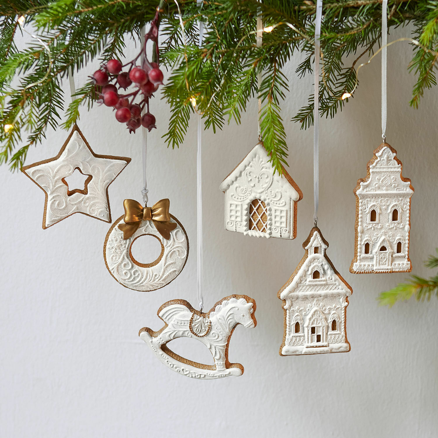 Lot de 6 décorations à suspendre Roéline Ensemble de décorations de Noël blanches en céramique avec étoile, maisons et cheval à bascule suspendus