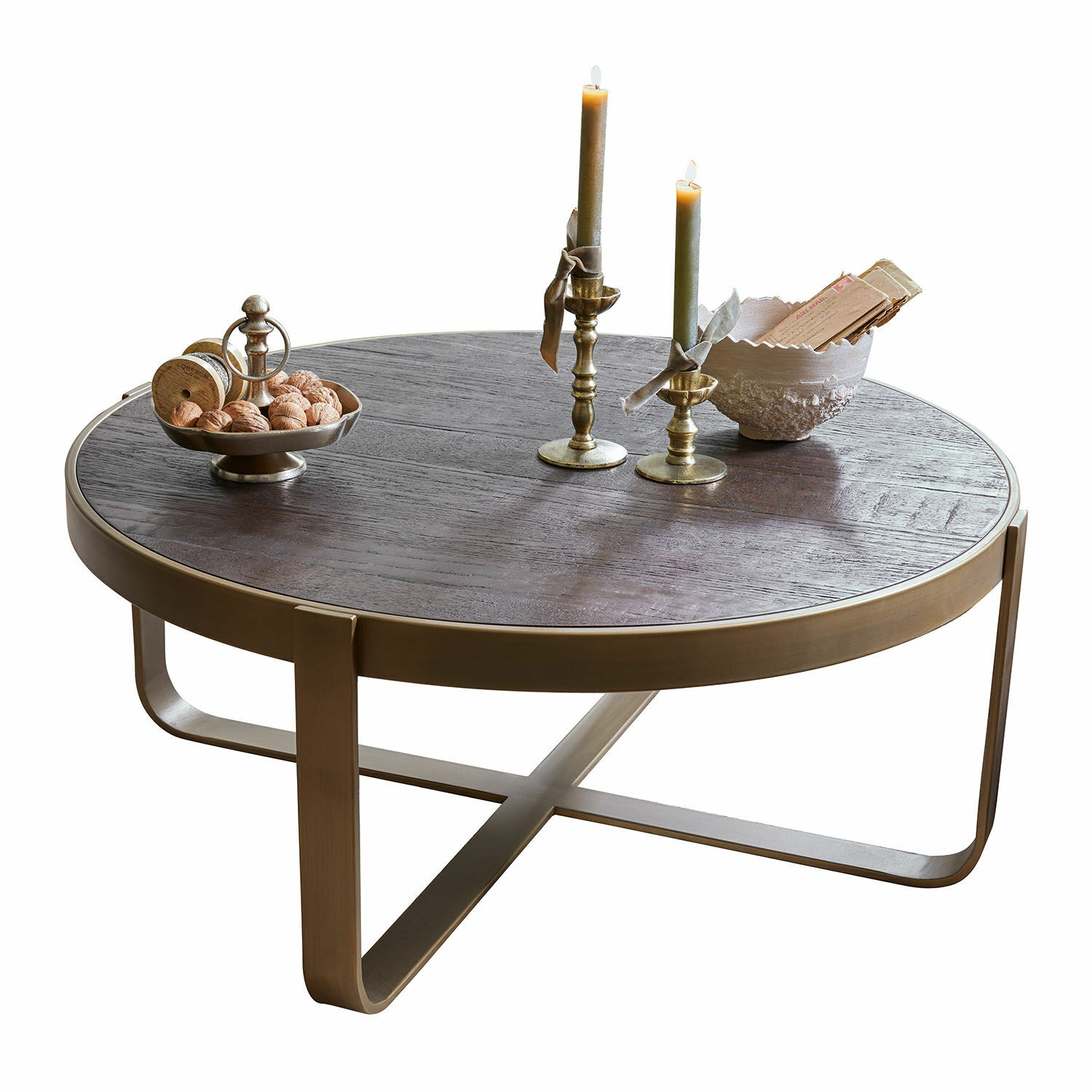 Table basse Cranthorpe Table basse ronde en bois foncé avec cadre en métal couleur laiton et décorations sur le dessus