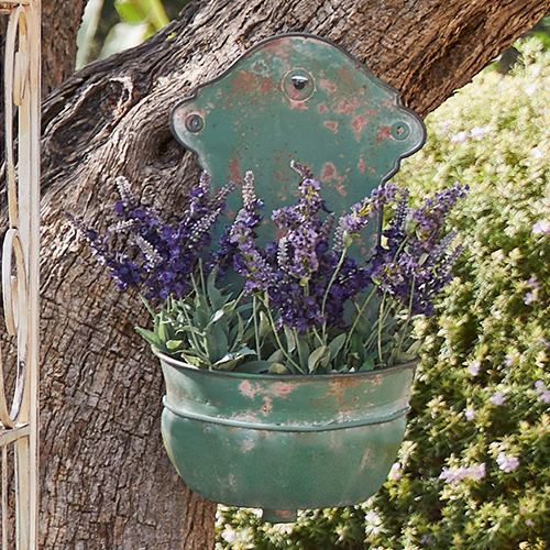 Jardinière murale en métal vert vieilli avec fleurs de lavande violettes pour jardin extérieur