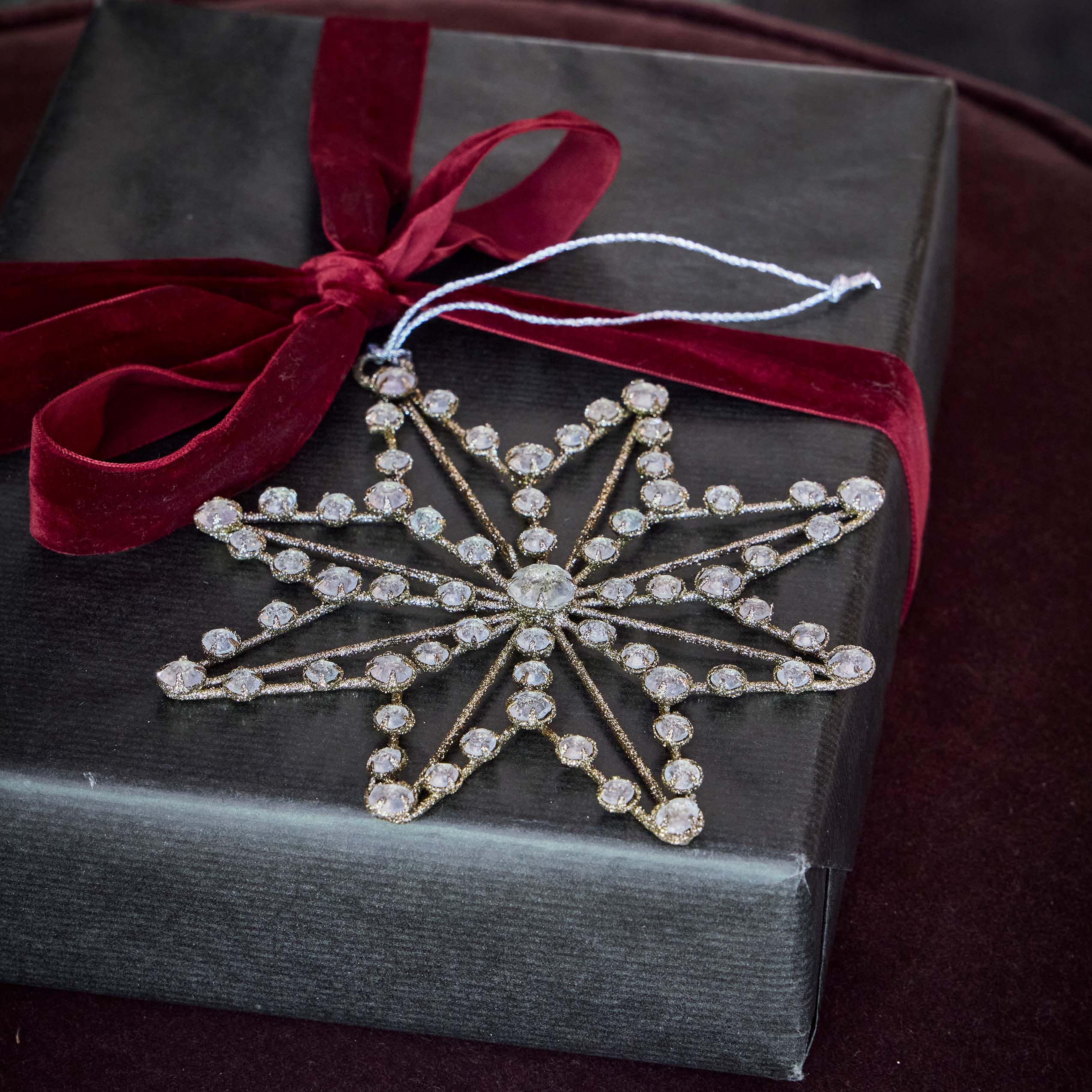 Décoration étoile avec cristaux sur fond noir et ruban velours bordeaux pour Noël