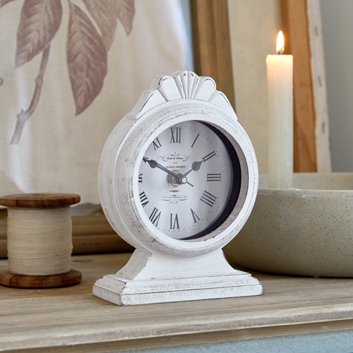 Horloge de table blanche en bois style vintage avec chiffres romains, décoration intérieure et horloge murale