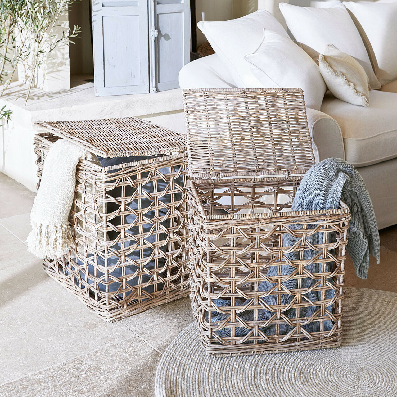 Deux paniers à linge en osier naturel avec couvertures, rangement pratique pour salon lumineux