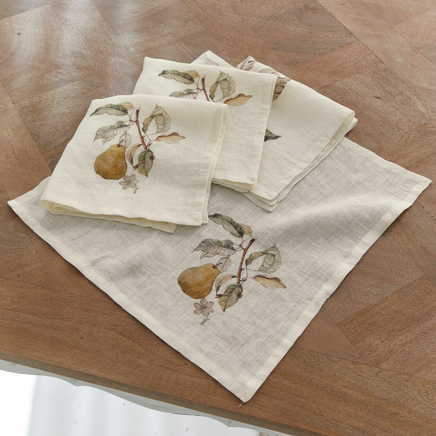 Lot de 4 serviettes de table Tupisa Serviettes en lin crème avec motif poire et feuilles sur table en bois, décoration de table