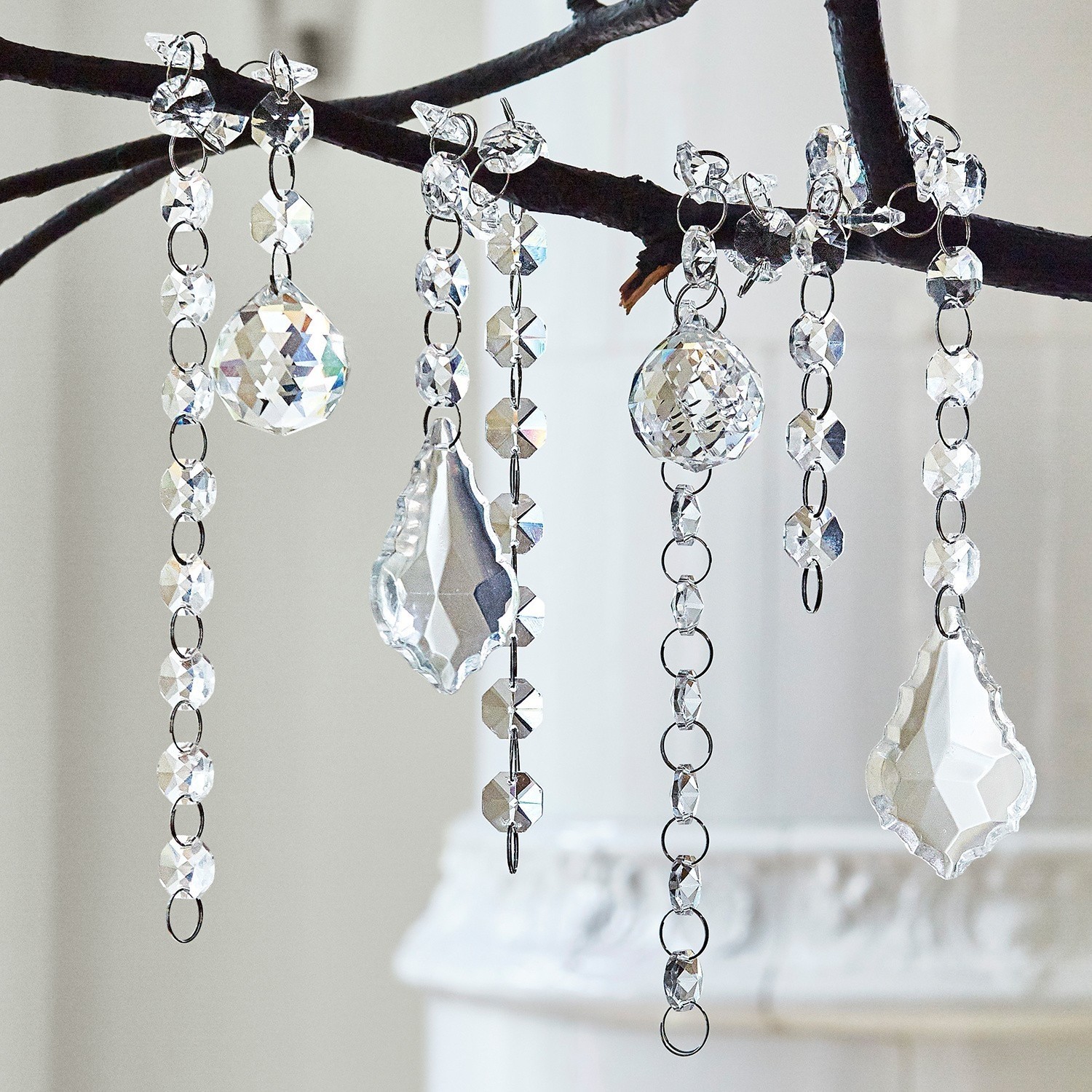 Lot de 4 décorations à suspendre Cleyrac Suspensions décoratives en cristal transparent accrochées à une branche noire pour décoration intérieure