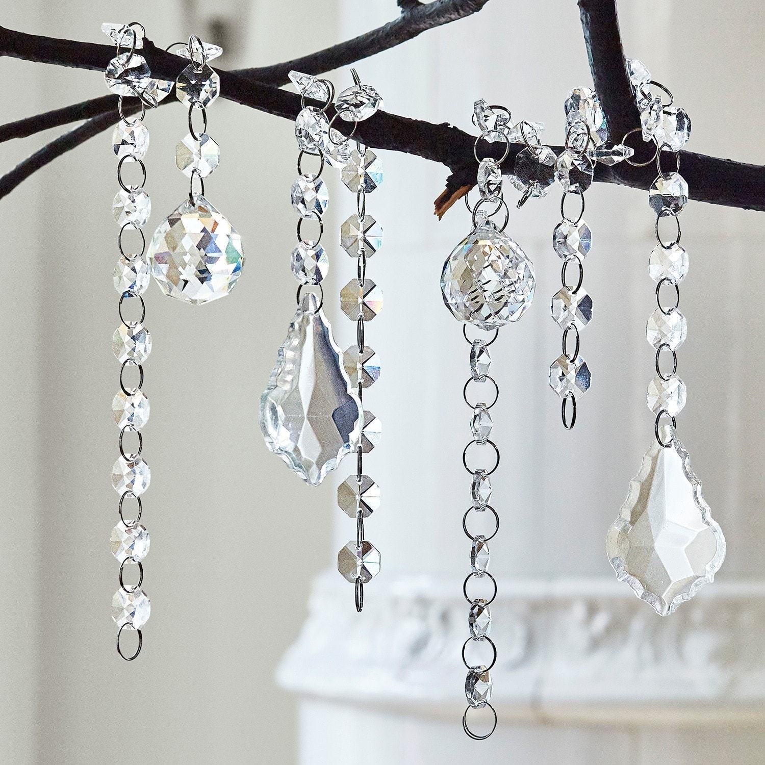 Lot de 4 décorations à suspendre Cleyrac Suspensions décoratives en cristal transparent accrochées à une branche noire pour décoration intérieure