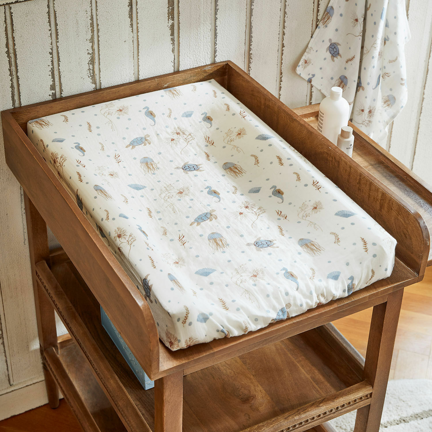 Housse pour matelas à langer Tinkertop Table à langer en bois avec matelas imprimé motifs marins bleus et beige, meuble pratique pour bébé