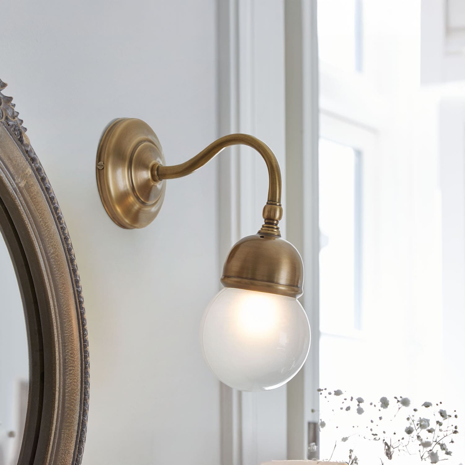 Applique murale en laiton avec globe en verre dépoli, éclairage classique pour salon ou salle de bain