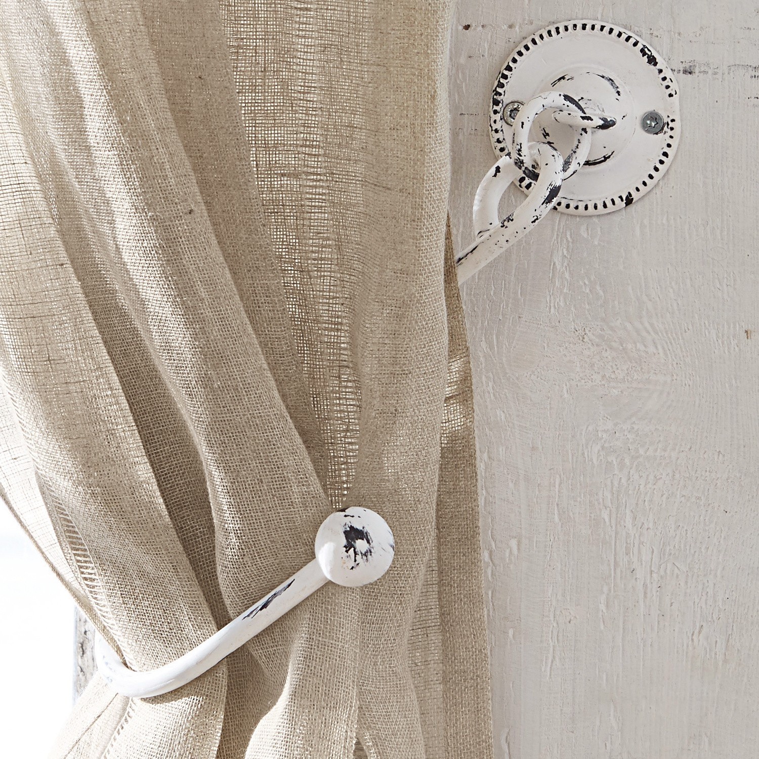 Lot de 2 embrasses Lille Support de rideau en métal blanc vieilli tenant un tissu en lin beige, accessoire déco fenêtre