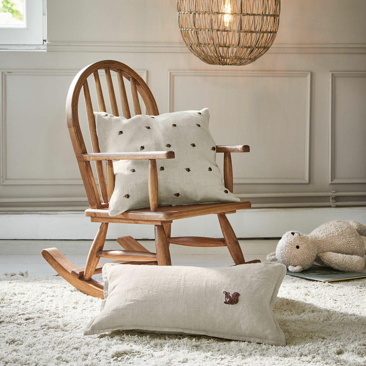 Fauteuil à bascule enfant Brenali Fauteuil à bascule en bois avec coussin en lin beige clair brodé, ambiance chambre d'enfant cosy