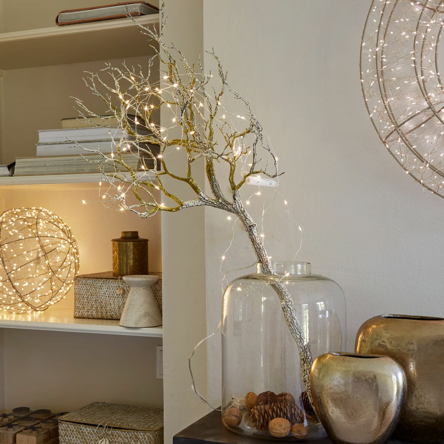 Rameau décoratif Orélie Branche décorative avec guirlande LED dans un vase en verre transparent avec noix et pommes de pin