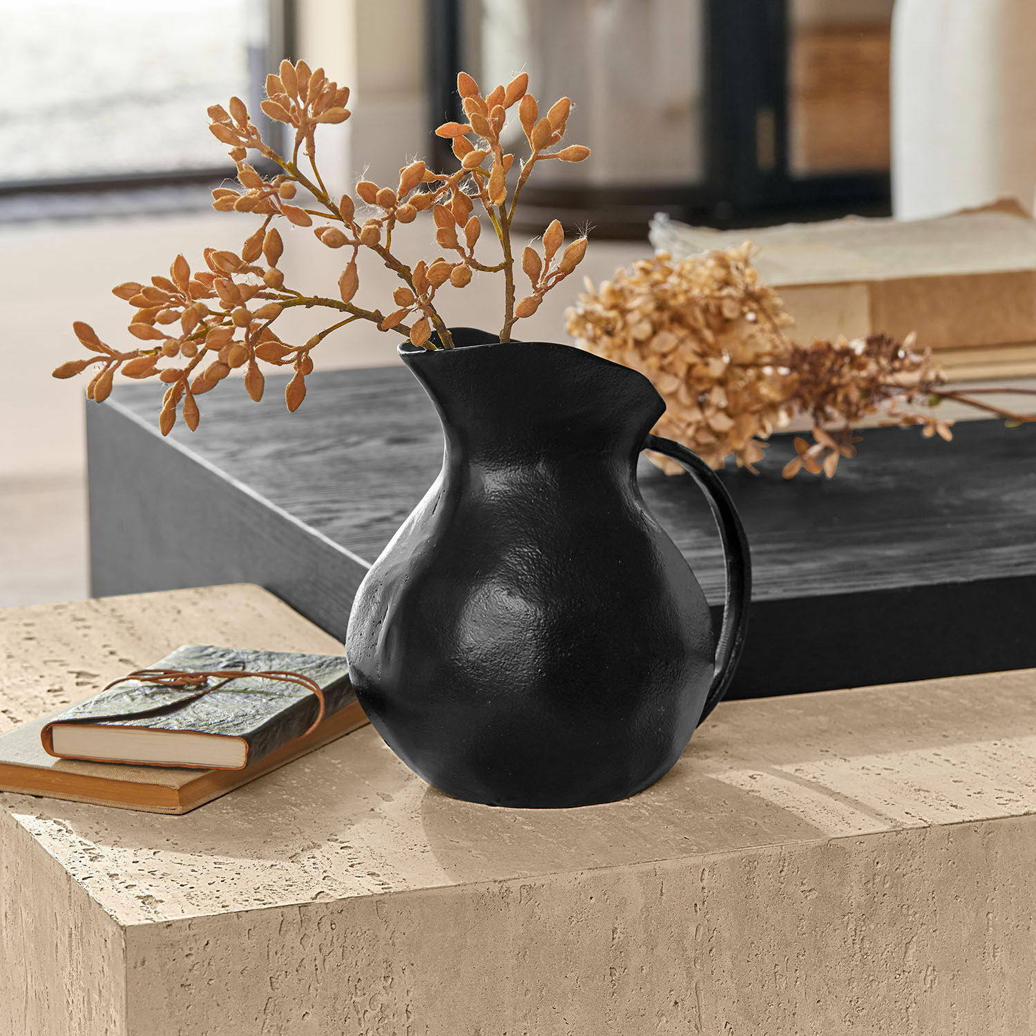 Vase Évignac Pichet en céramique noire avec fleurs séchées sur table en pierre, décoration intérieure