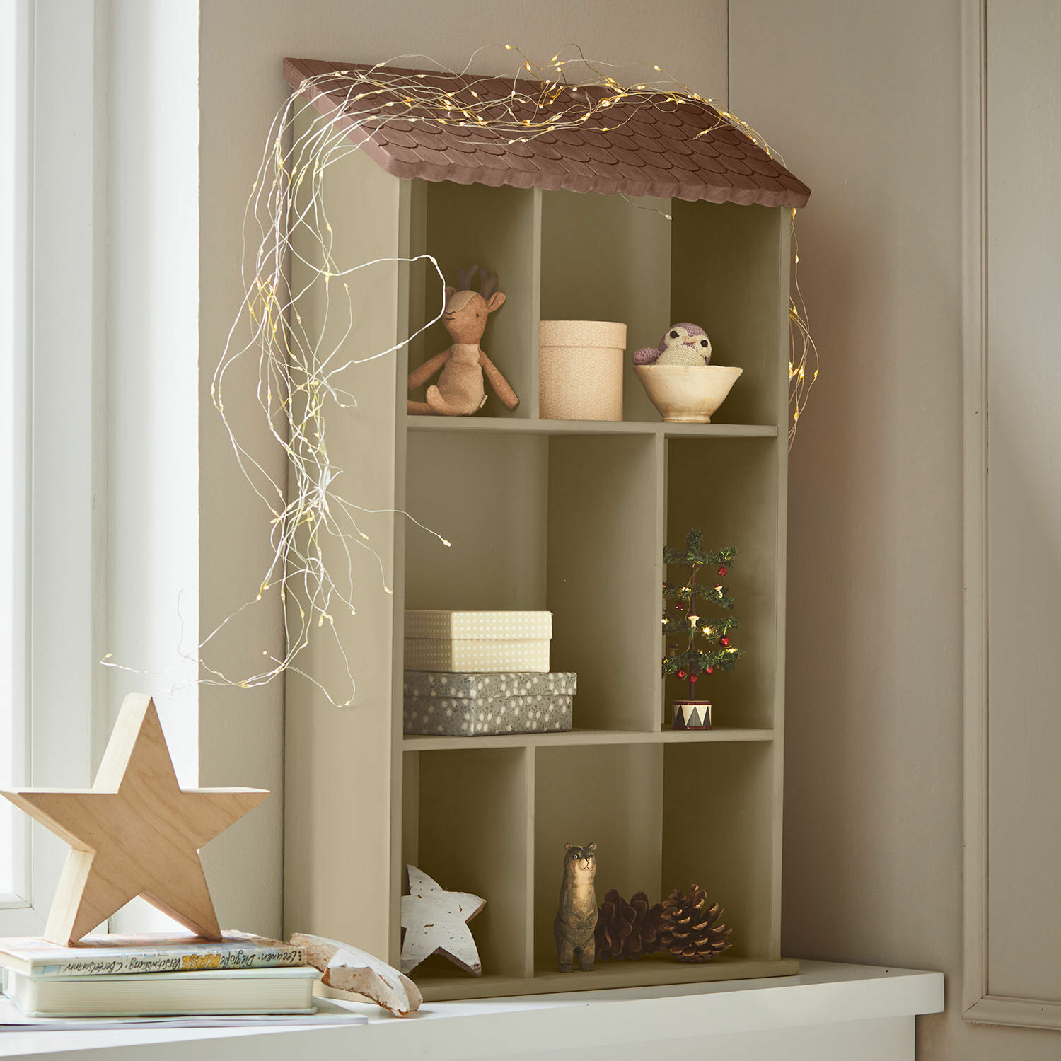 Étagère murale Zerith Étagère en forme de maison en bois olive avec décorations de Noël et guirlande lumineuse LED