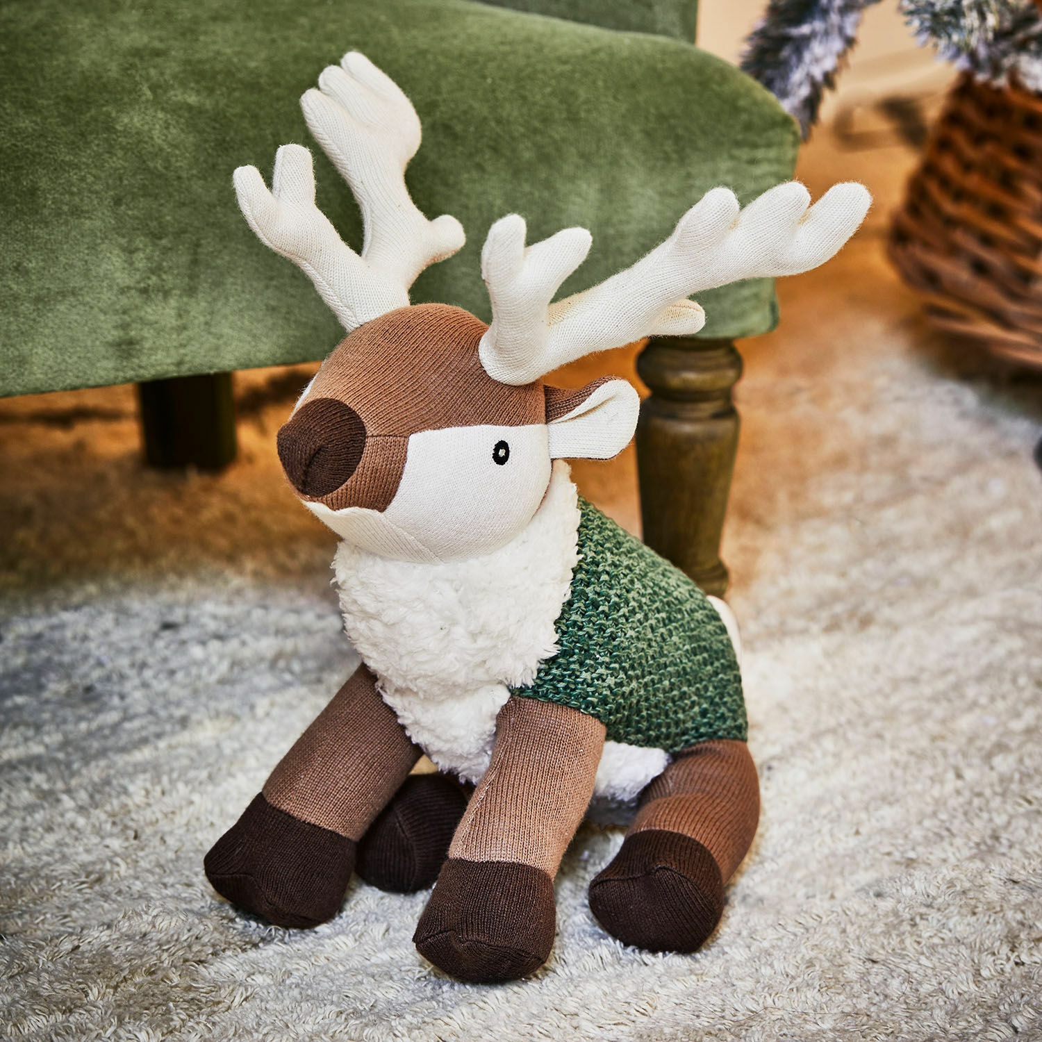 Peluche Merrilu Décoration douce de renne en tricot et fausse fourrure marron et vert sur tapis