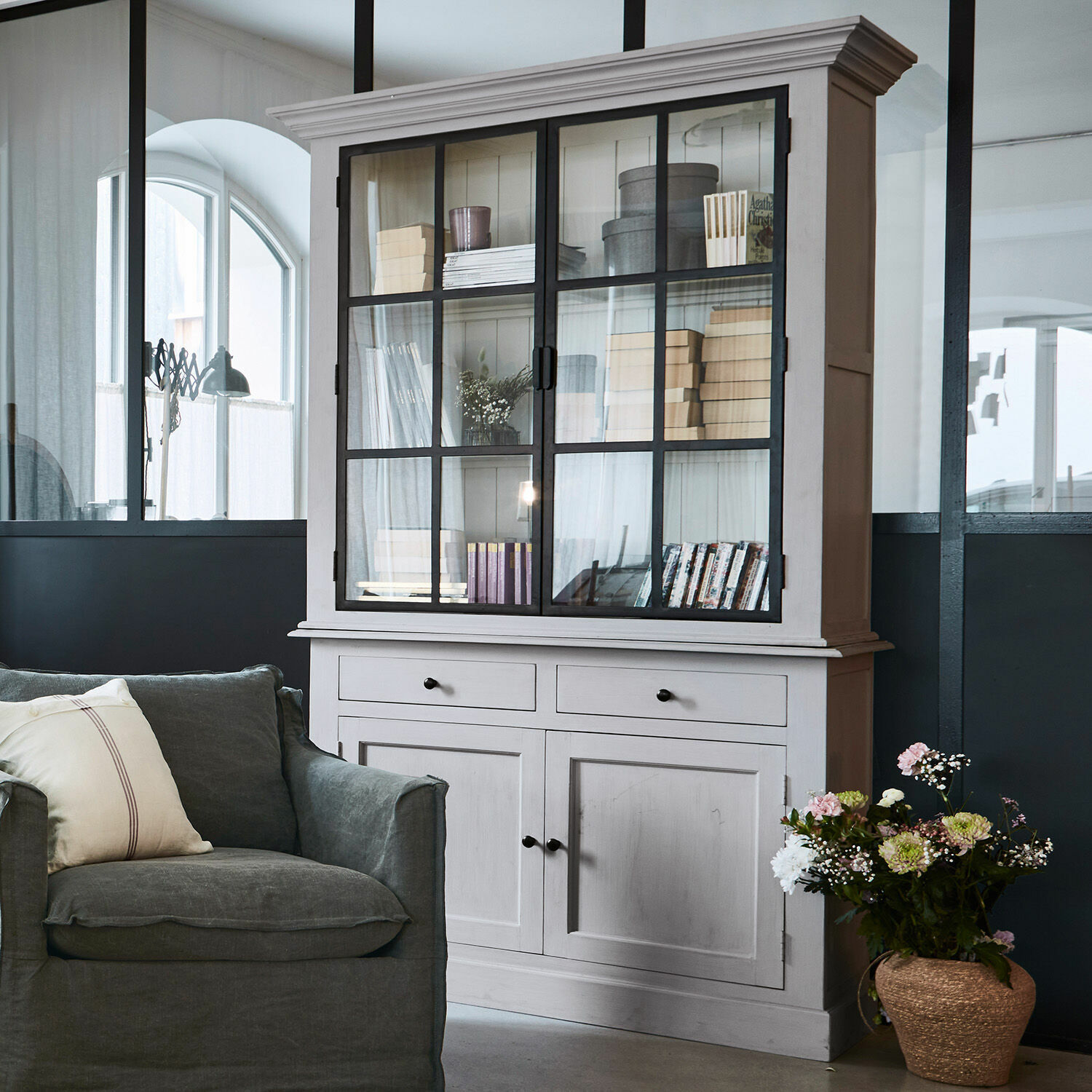 Vaisselier Chamnery Vitrine en bois blanc avec portes vitrées et tiroirs dans un salon moderne