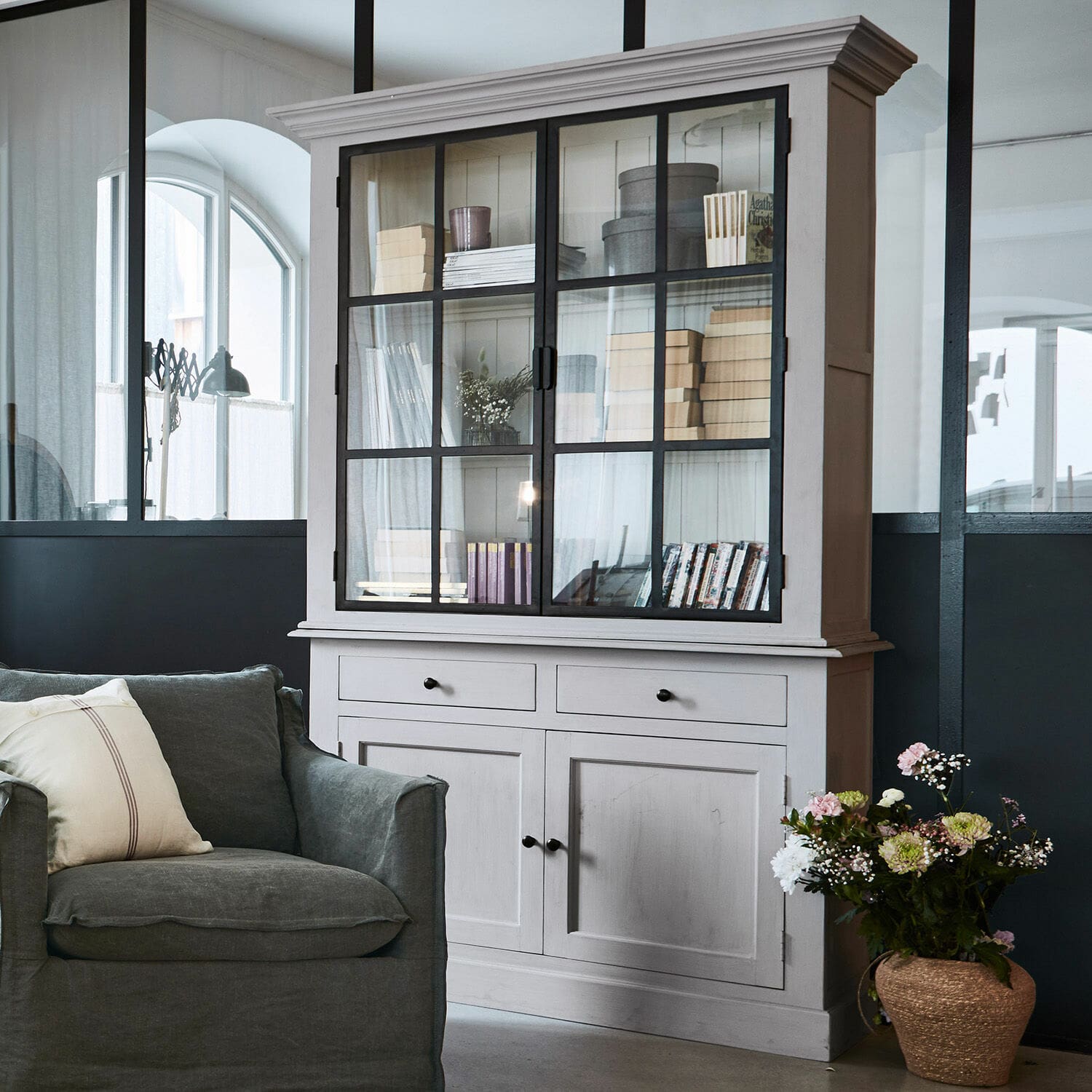 Vaisselier Chamnery Vitrine en bois blanc avec portes vitrées et tiroirs dans un salon moderne