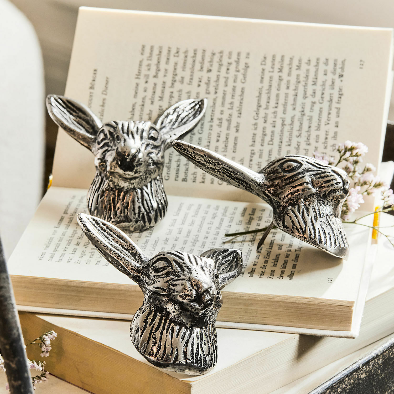 Lot de 3 pin’s décoratifs Gimont Trois décorations en métal argenté en forme de têtes de lapin posées sur un livre ouvert, décoration intérieure