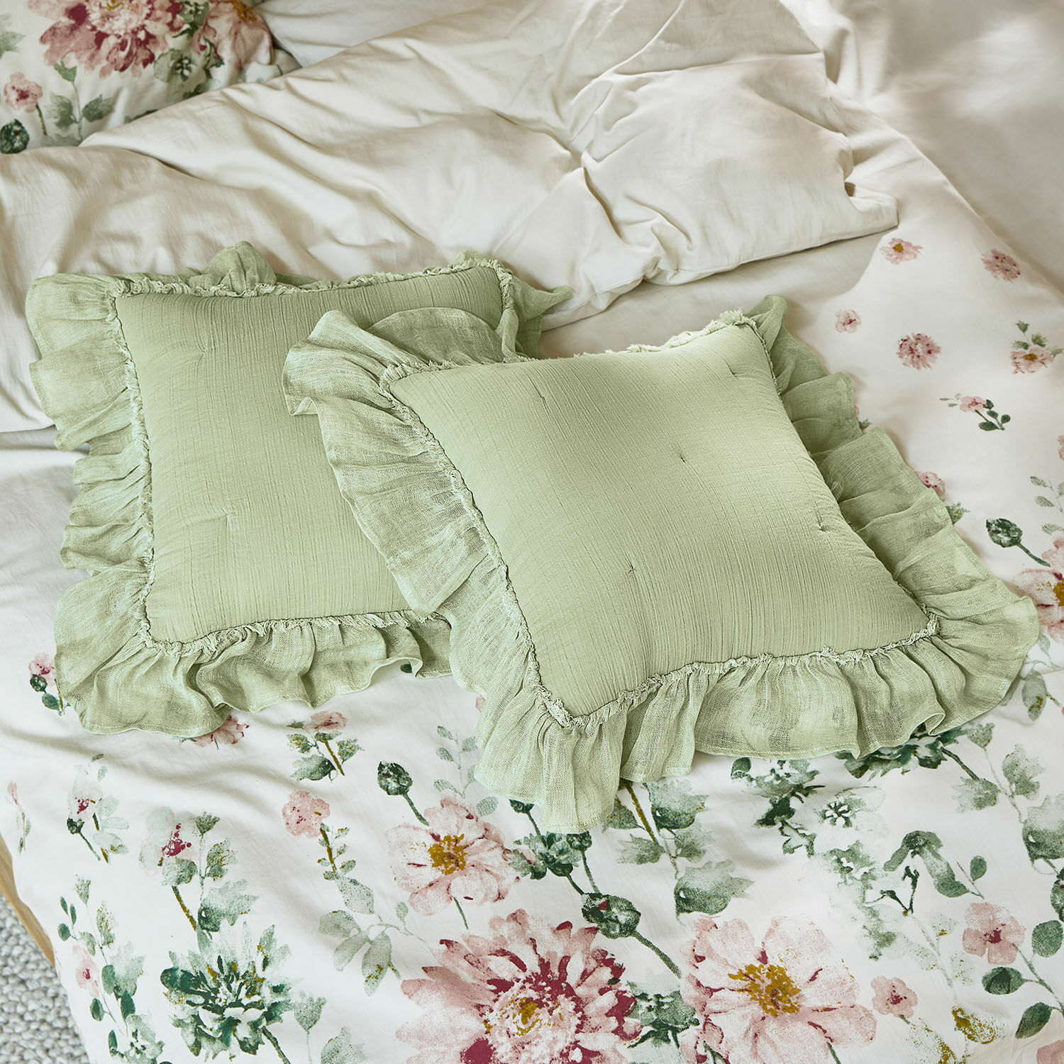 Lot de 2 housses de coussin Martone Coussins verts en lin avec volants sur une literie fleurie, décoration de chambre, textiles maison