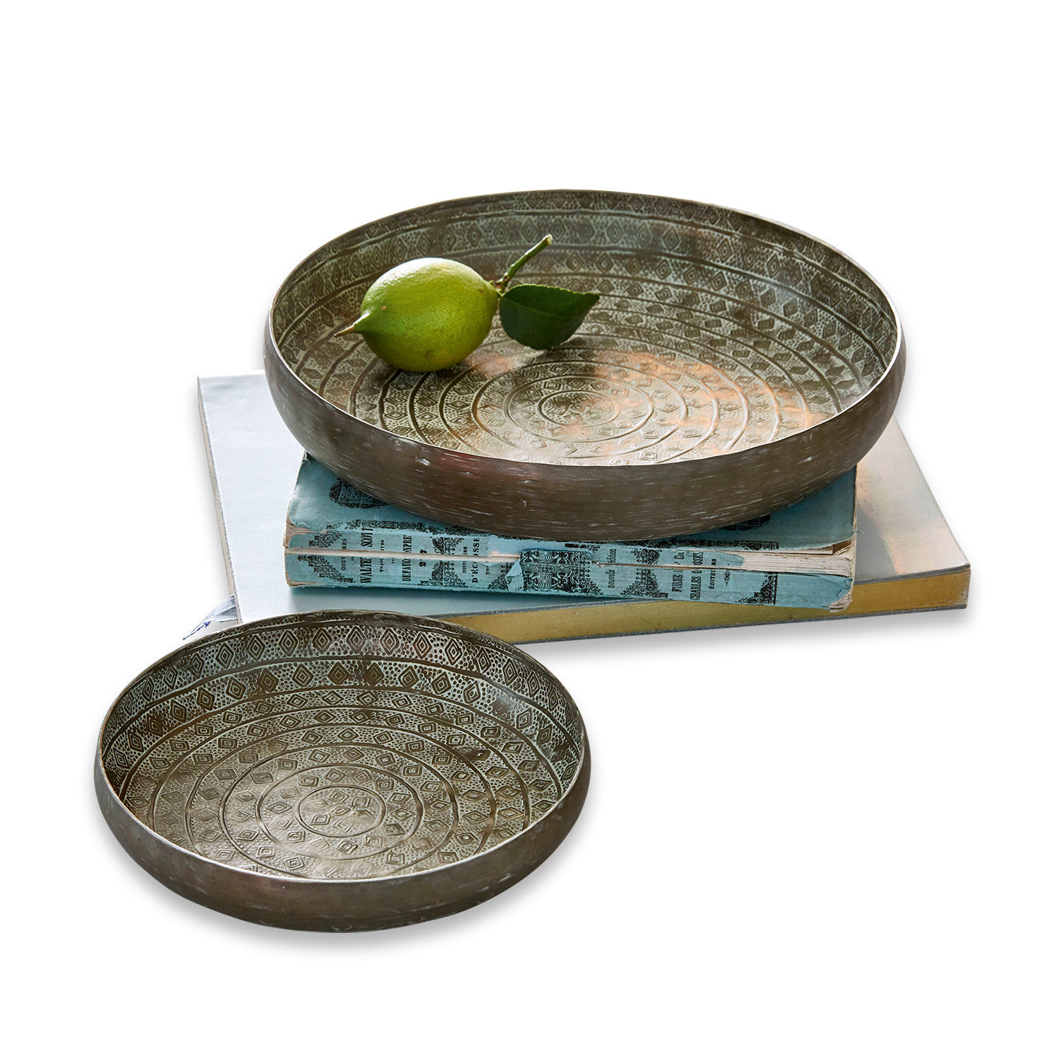 Lot de 2 plateaux Birse Ensemble de deux bols en métal argenté vieilli avec motifs décoratifs posés sur des livres