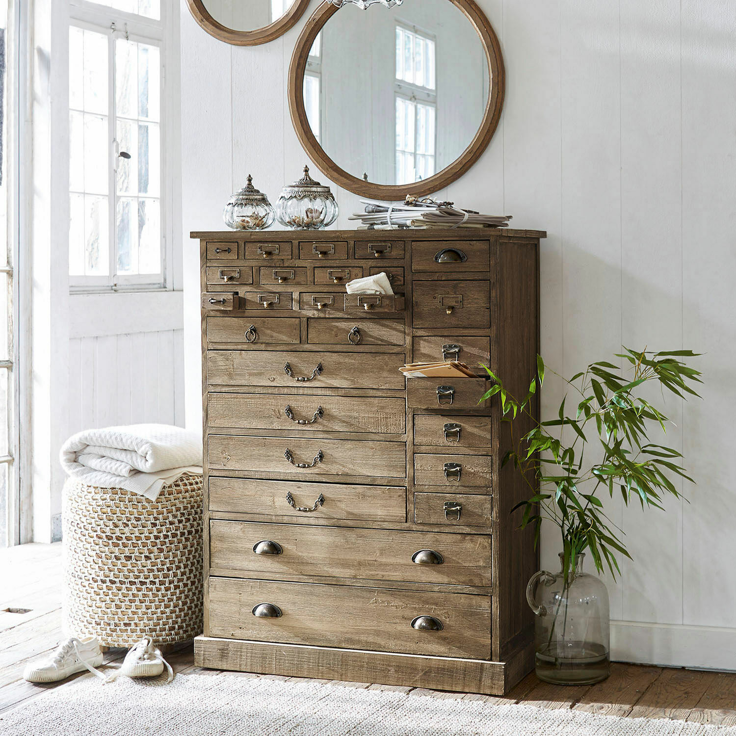 Commode Darling Commode en bois vintage avec multiples tiroirs et poignées métalliques couleur brun clair