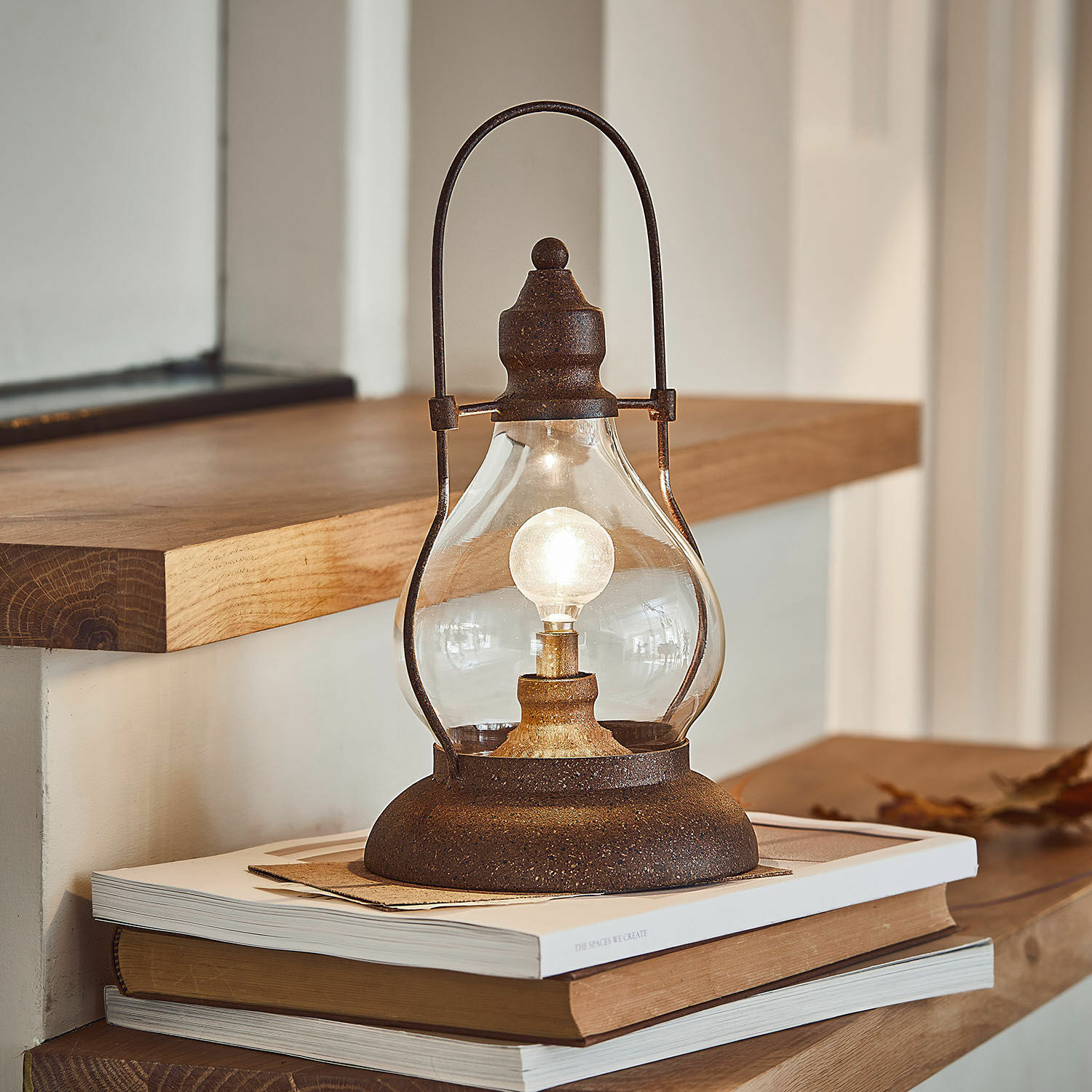 Lanterne LED rechargeable Cortney Lampe de table rustique en métal rouillé et verre, éclairage décoratif pour intérieur