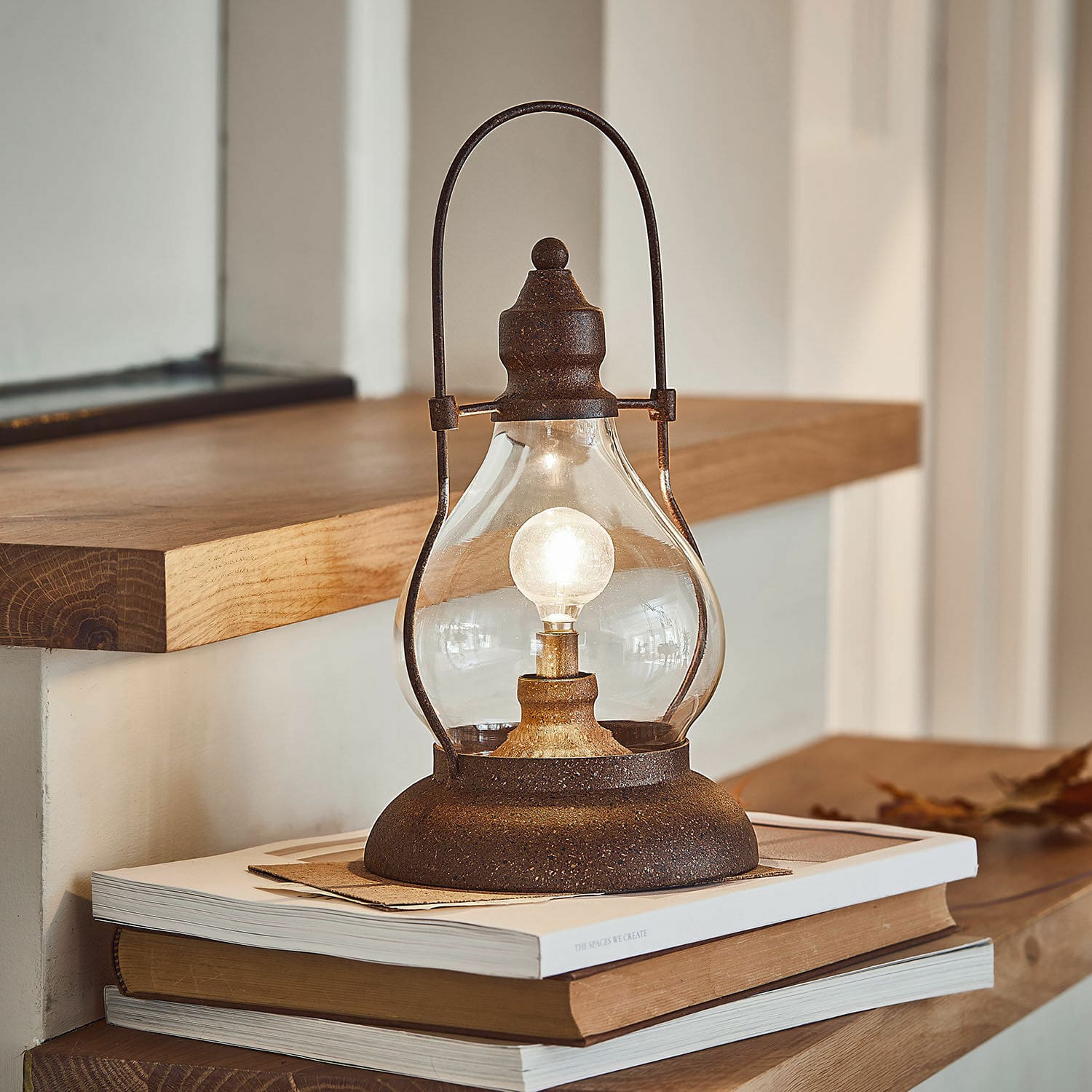 Lanterne LED rechargeable Cortney Lampe de table rustique en métal rouillé et verre, éclairage décoratif pour intérieur