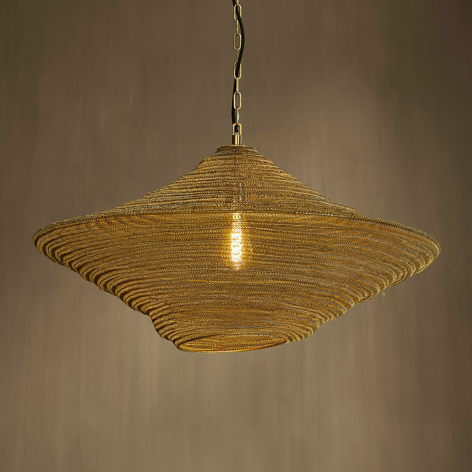 Suspension Ferncroft Suspension en métal doré tressé au design moderne pour salon et salle à manger