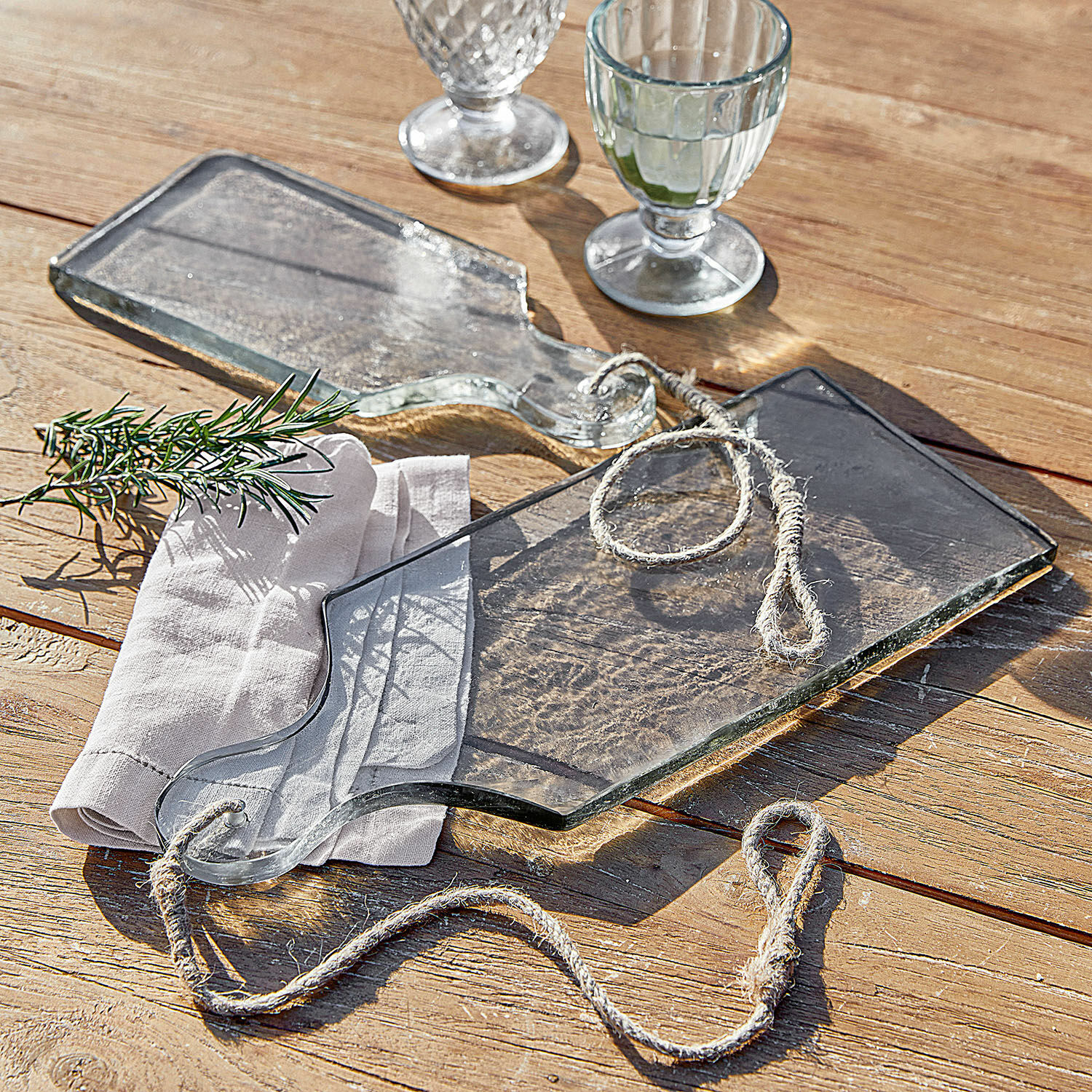 Lot de 2 planches à découper Arous Planche à découper en verre transparent avec cordelette sur table en bois, serviette et branche de romarin