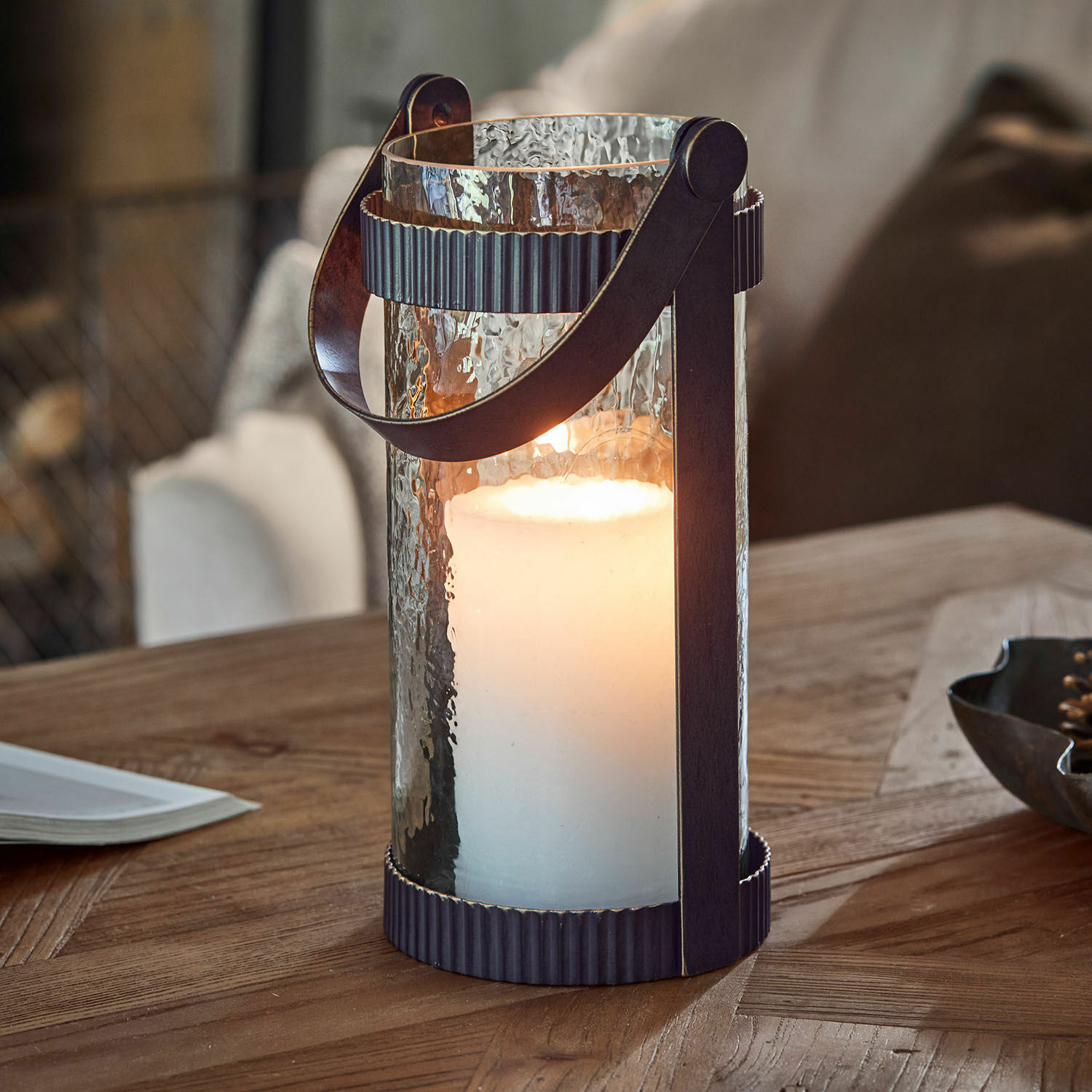 Lanterne Uvelie Lanterne en verre avec bougie blanche et poignée en métal noir sur table en bois, décoration intérieure