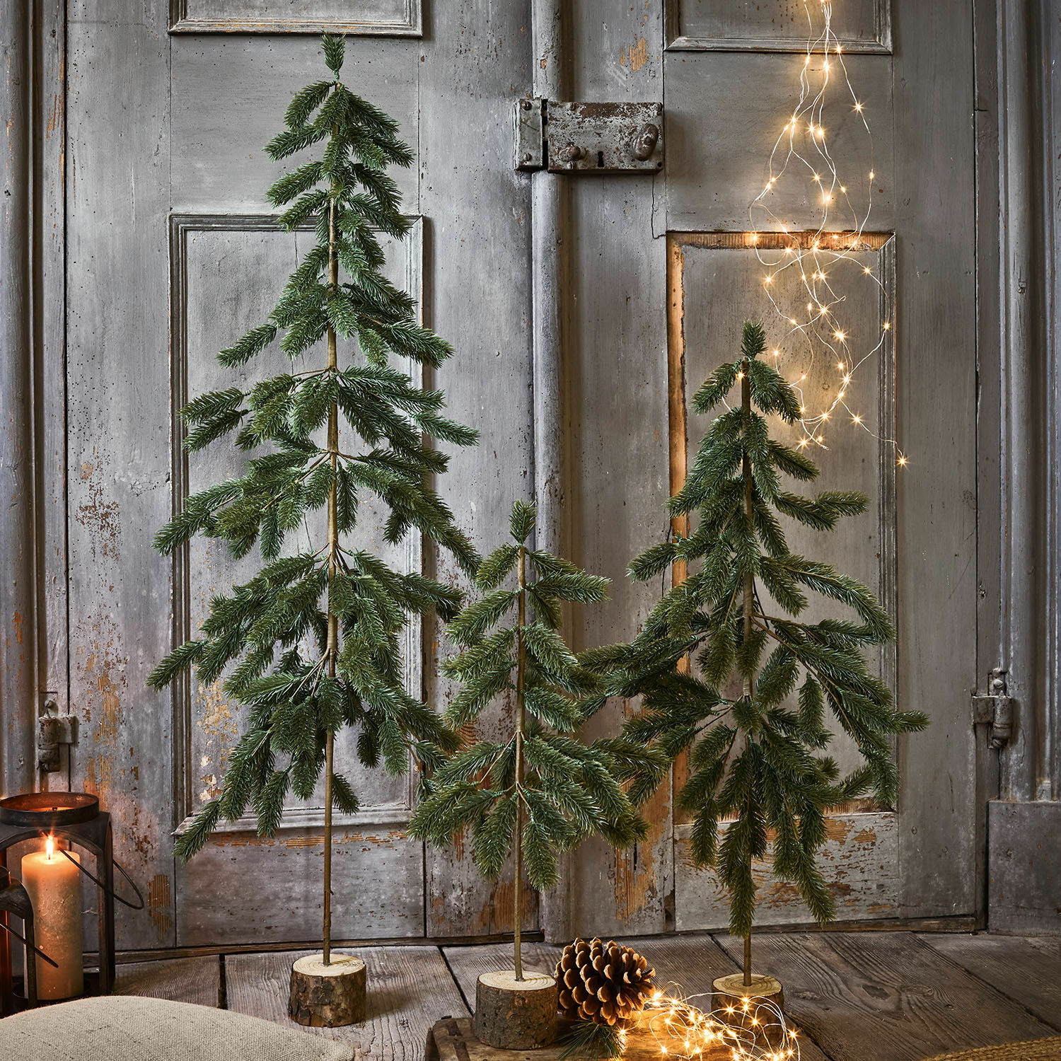 Lot de 3 sapins de Noël Lorin Trois sapins décoratifs verts sur socles en bois avec guirlandes LED et pomme de pin décorative