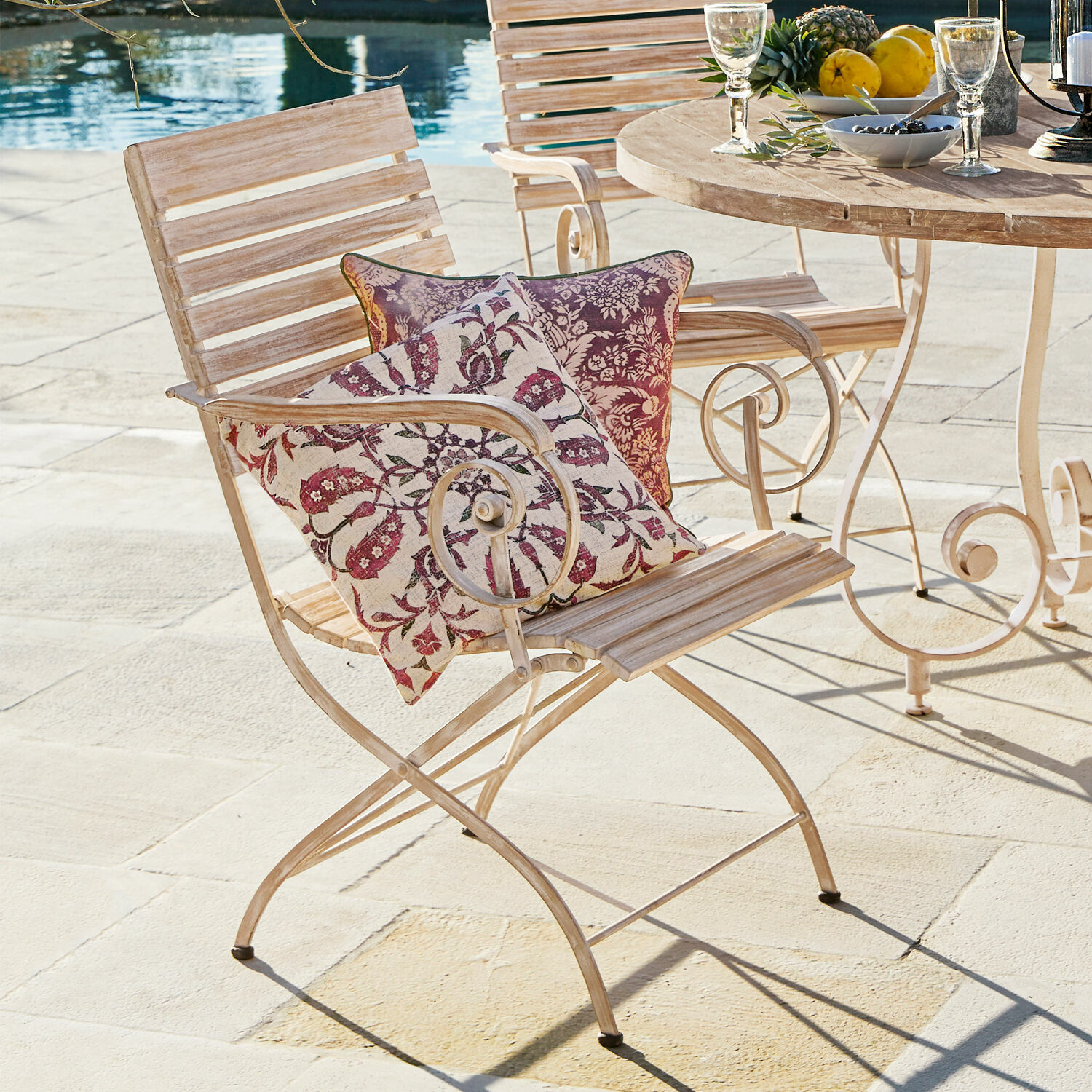 Chaise Iker Chaise de jardin en bois et métal clair avec deux coussins décoratifs à motifs floraux rouges