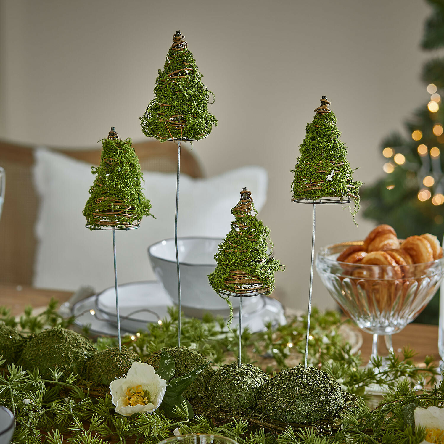 Lot de 4 sapins décoratifs Cassiola Décoration de table avec sapins verts en mousse sur supports métalliques dans une ambiance festive