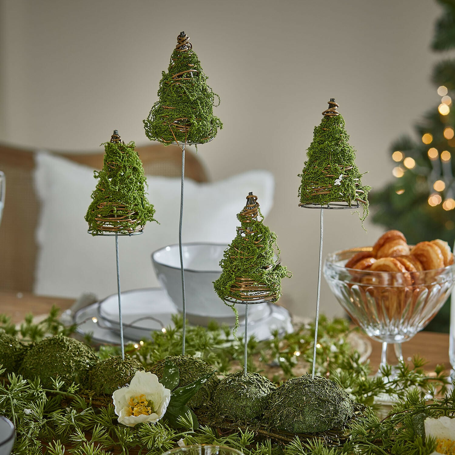 Lot de 4 sapins décoratifs Cassiola Décoration de table avec sapins verts en mousse sur supports métalliques dans une ambiance festive