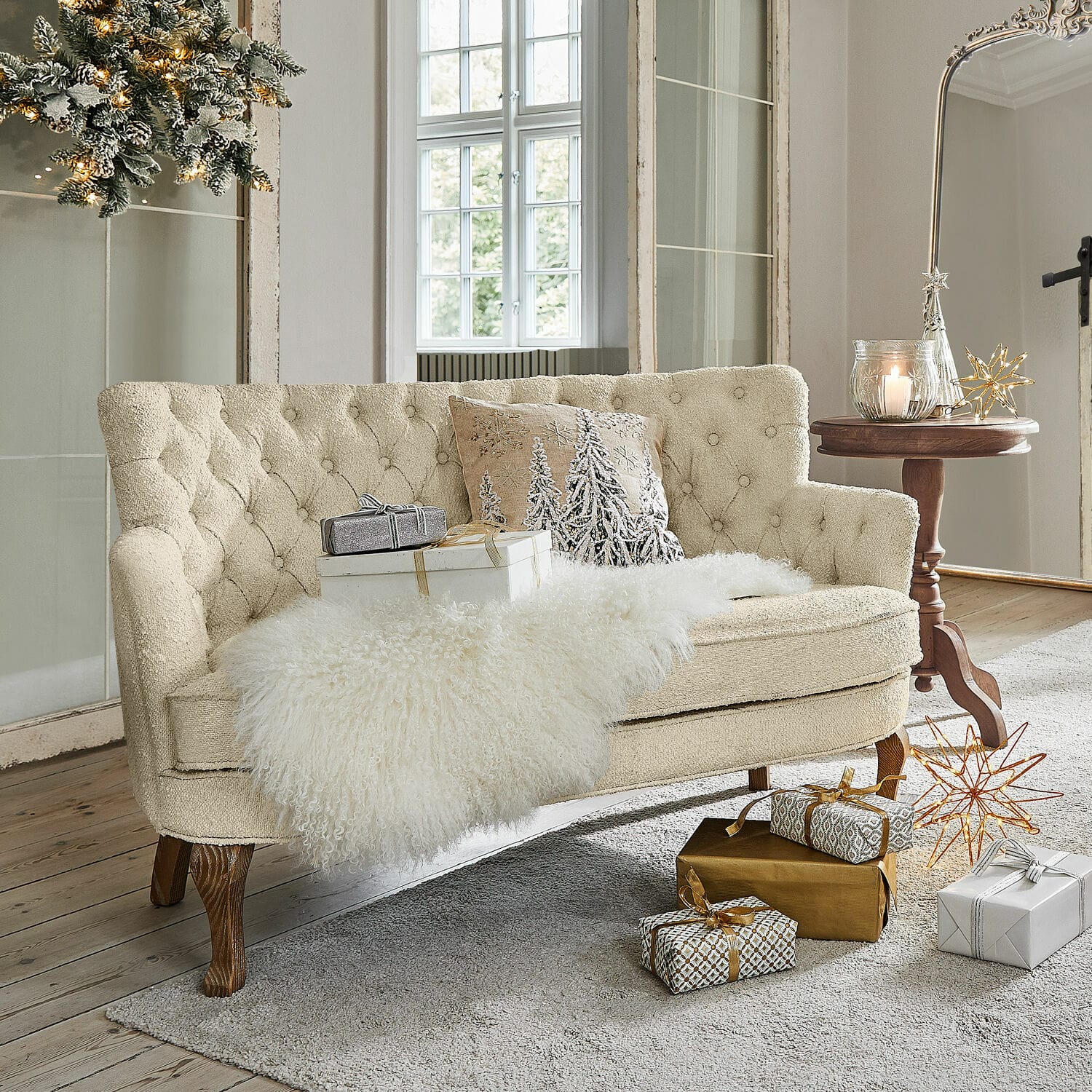 Canapé Calgary Canapé beige en tissu avec pieds en bois, coussin décoratif et plaid en fausse fourrure, décorations de Noël