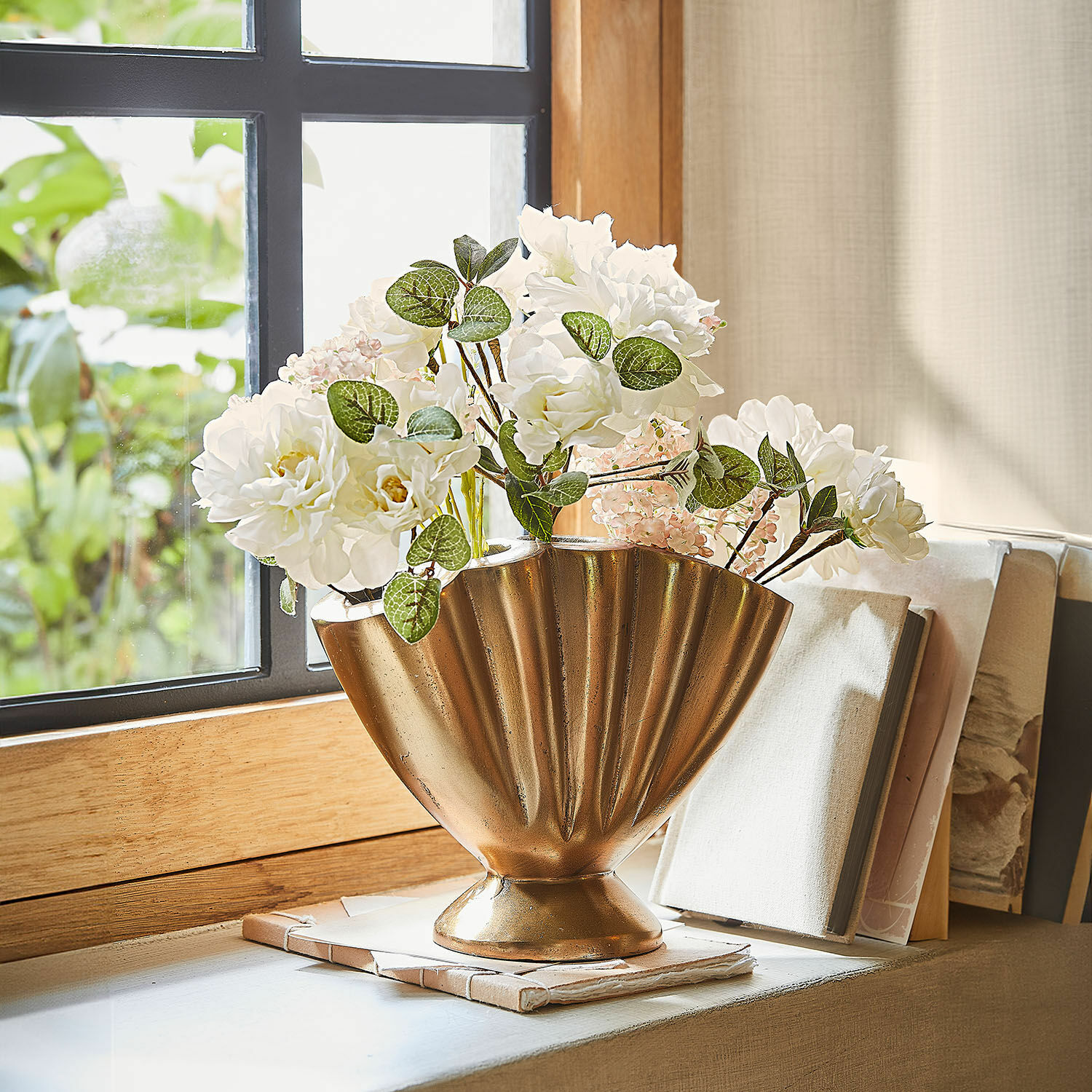 Vase Chavelot Vase décoratif en métal doré avec fleurs blanches sur rebord de fenêtre, décoration intérieure