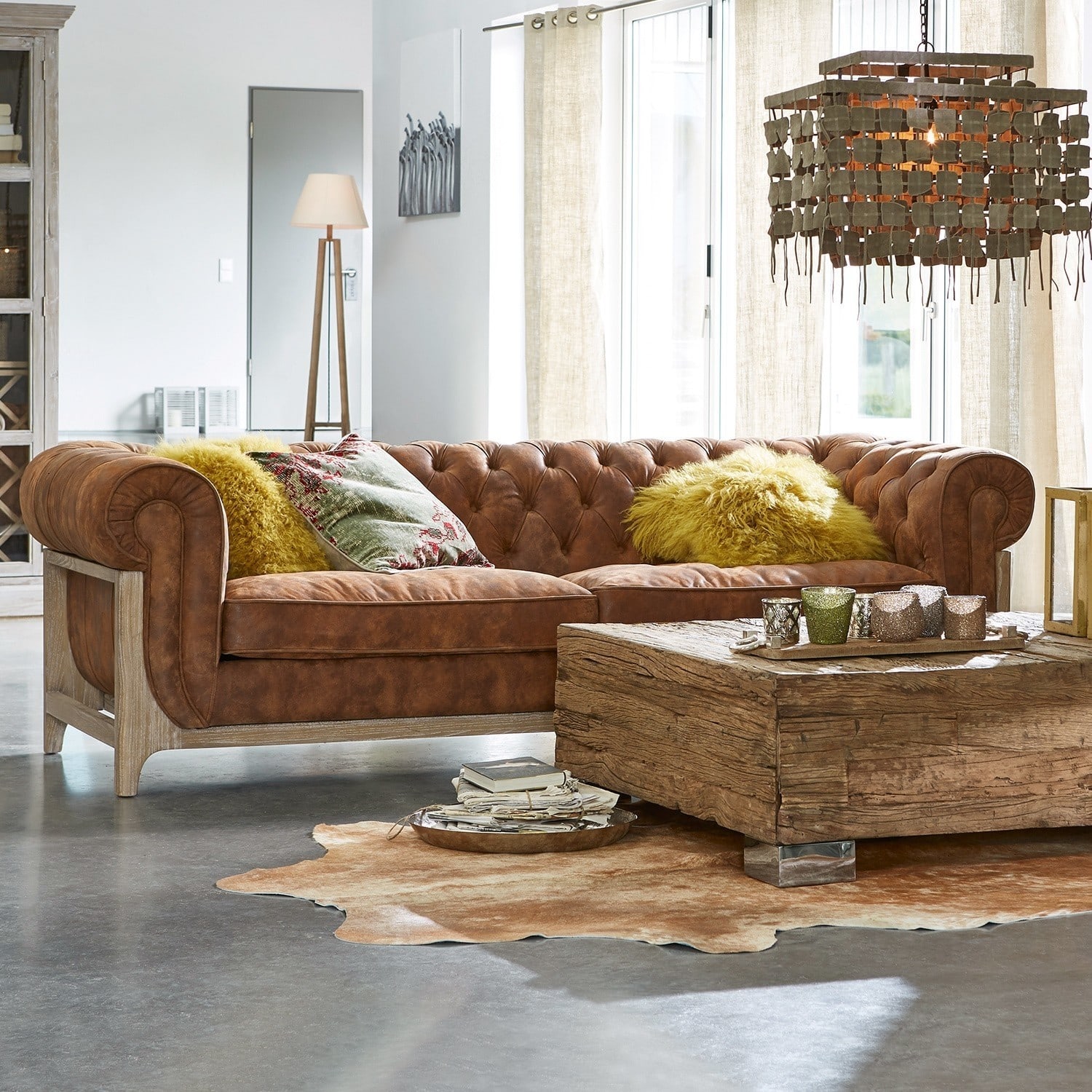 Canapé Swansboro Canapé Chesterfield en cuir marron avec cadre en bois et coussins jaunes dans un salon moderne