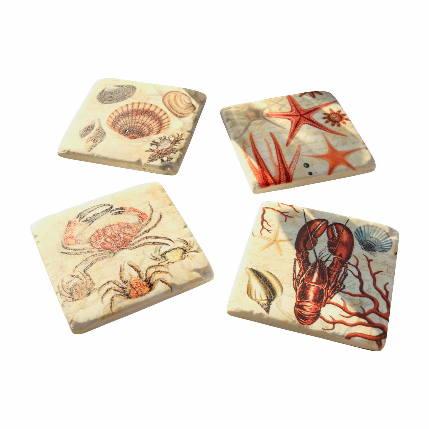 Lot de 4 dessous de verres Celorin Ensemble de quatre dessous de verre en céramique avec motifs marins beige et rouge pour décoration intérieure