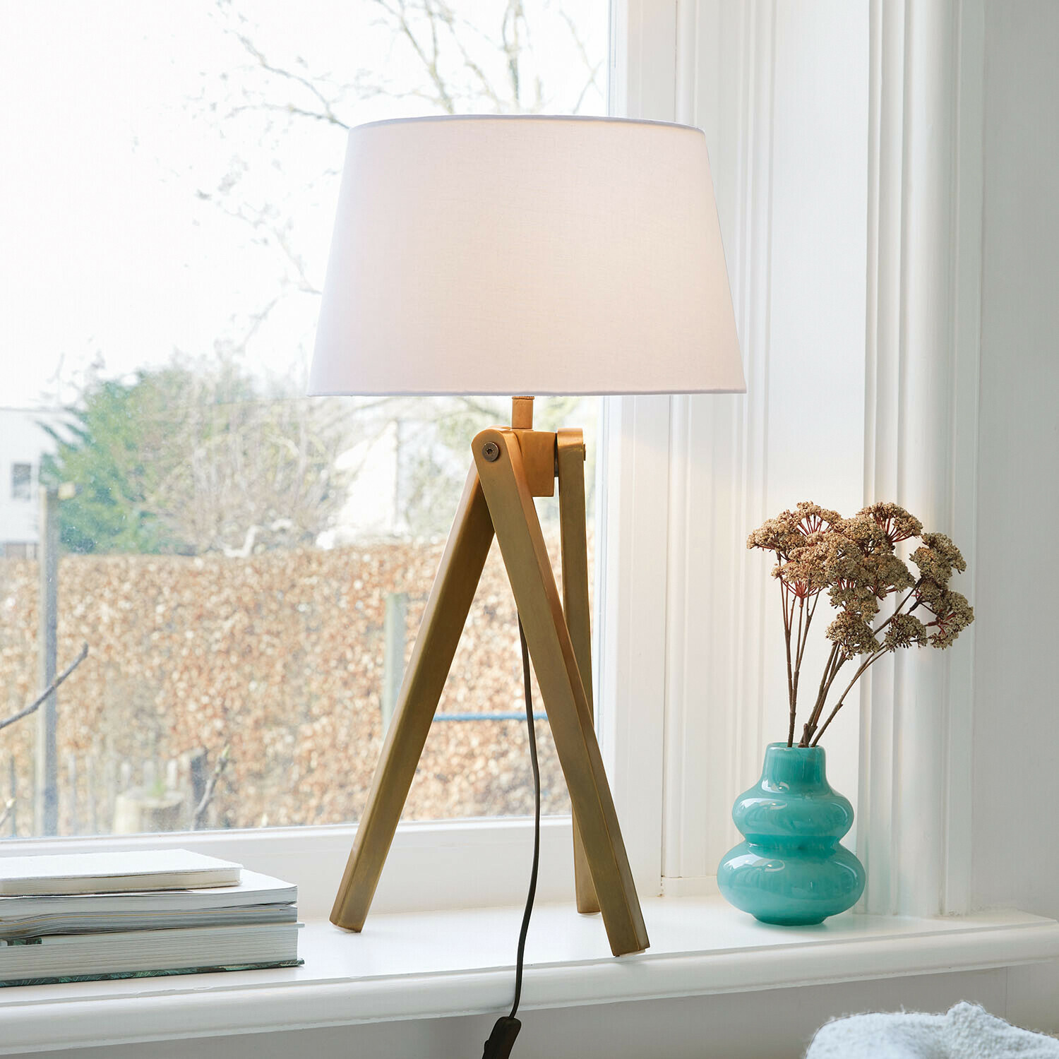 Lampe à poser Kelvio Lampe de table avec base en bois et abat-jour blanc sur rebord de fenêtre avec vase turquoise