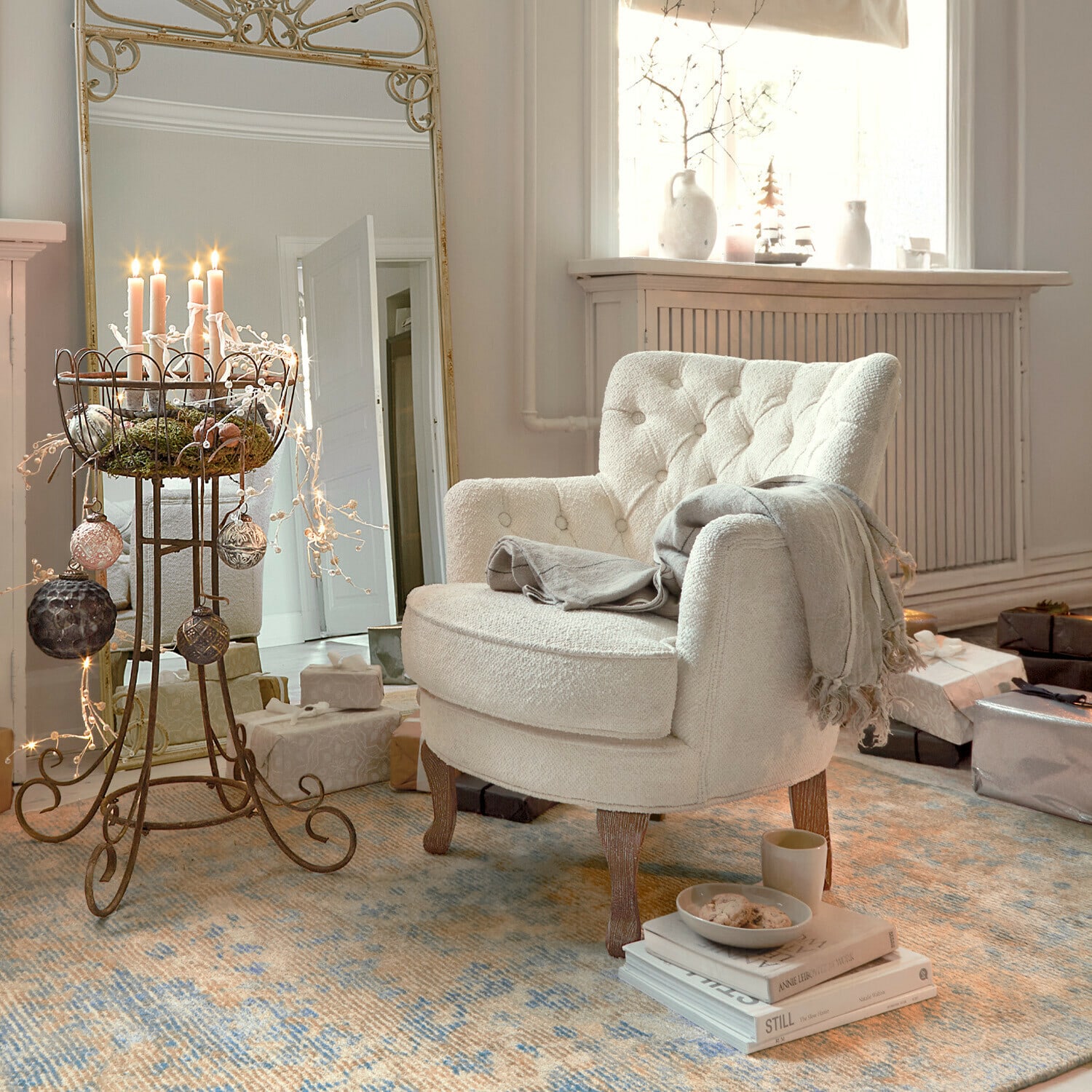 Fauteuil Calgary Fauteuil beige en tissu bouclé avec plaid gris sur tapis à motifs dans un salon chaleureux