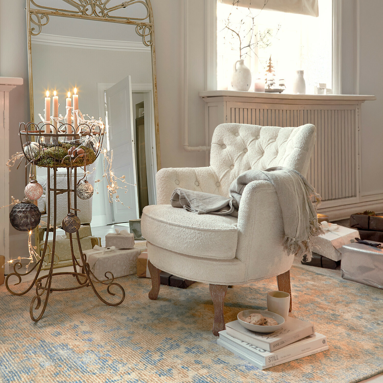 Fauteuil Calgary Fauteuil beige en tissu bouclé avec plaid gris sur tapis à motifs dans un salon chaleureux
