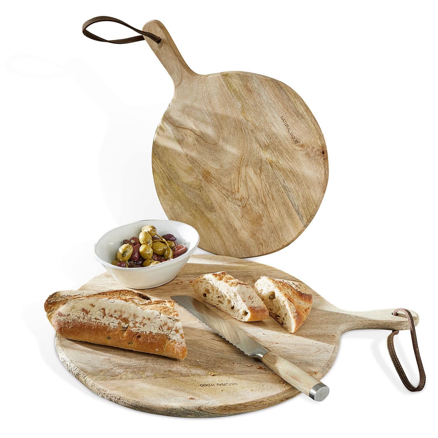 Lot de 2 planches à découper Nitra Planche à découper ronde en bois naturel avec couteau, pain tranché et bol d'olives sur fond blanc