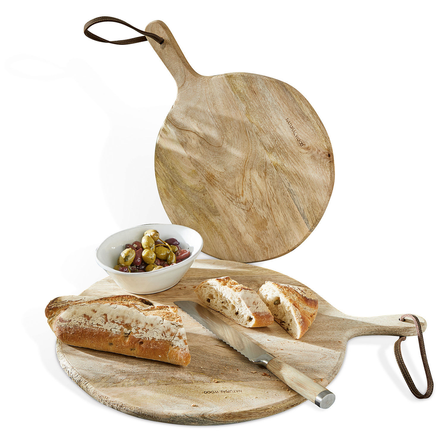 Lot de 2 planches à découper Nitra Planche à découper ronde en bois naturel avec couteau, pain tranché et bol d'olives sur fond blanc