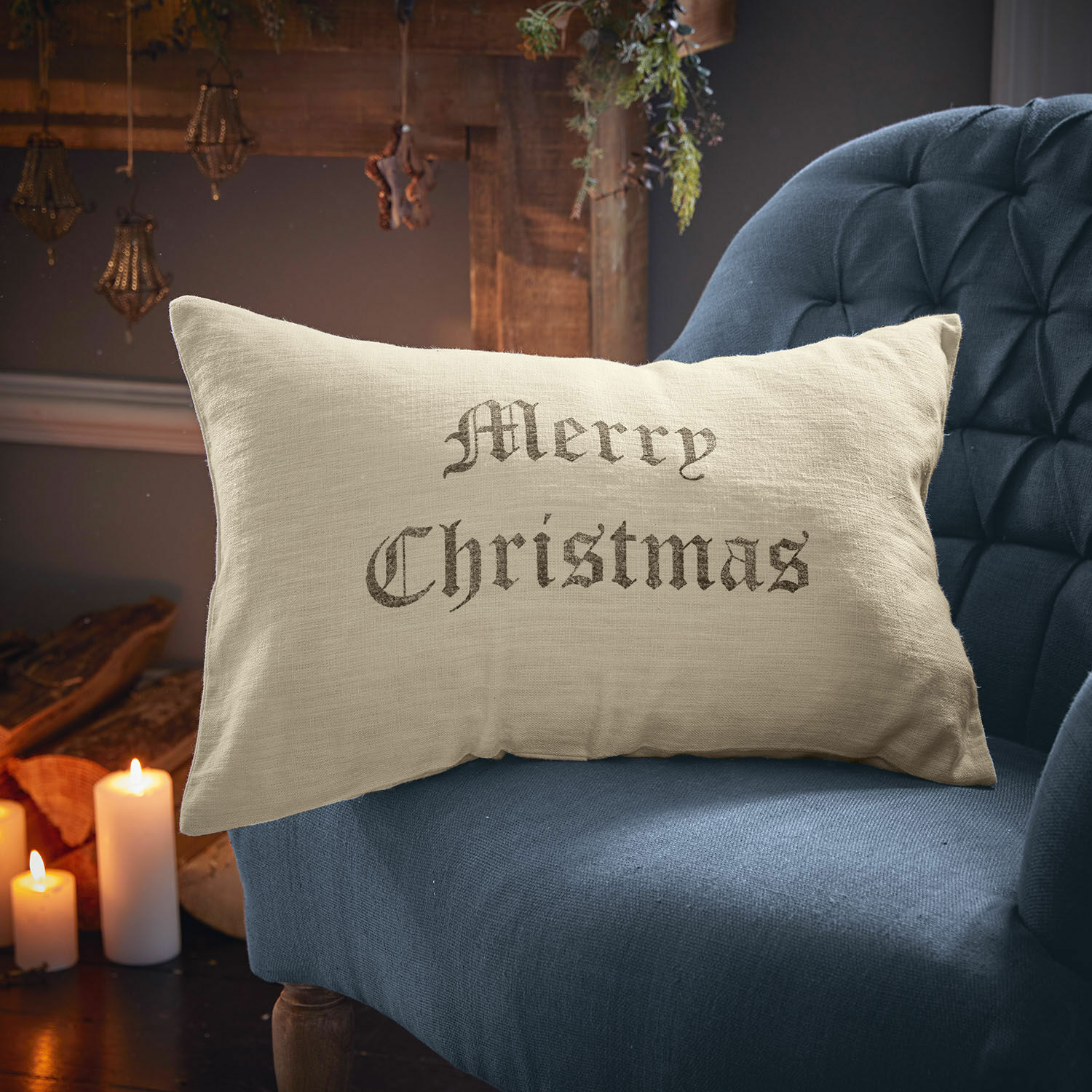 Housse de coussin Merry Christmas Coussin beige en lin avec inscription Merry Christmas sur fauteuil bleu, décoration de Noël