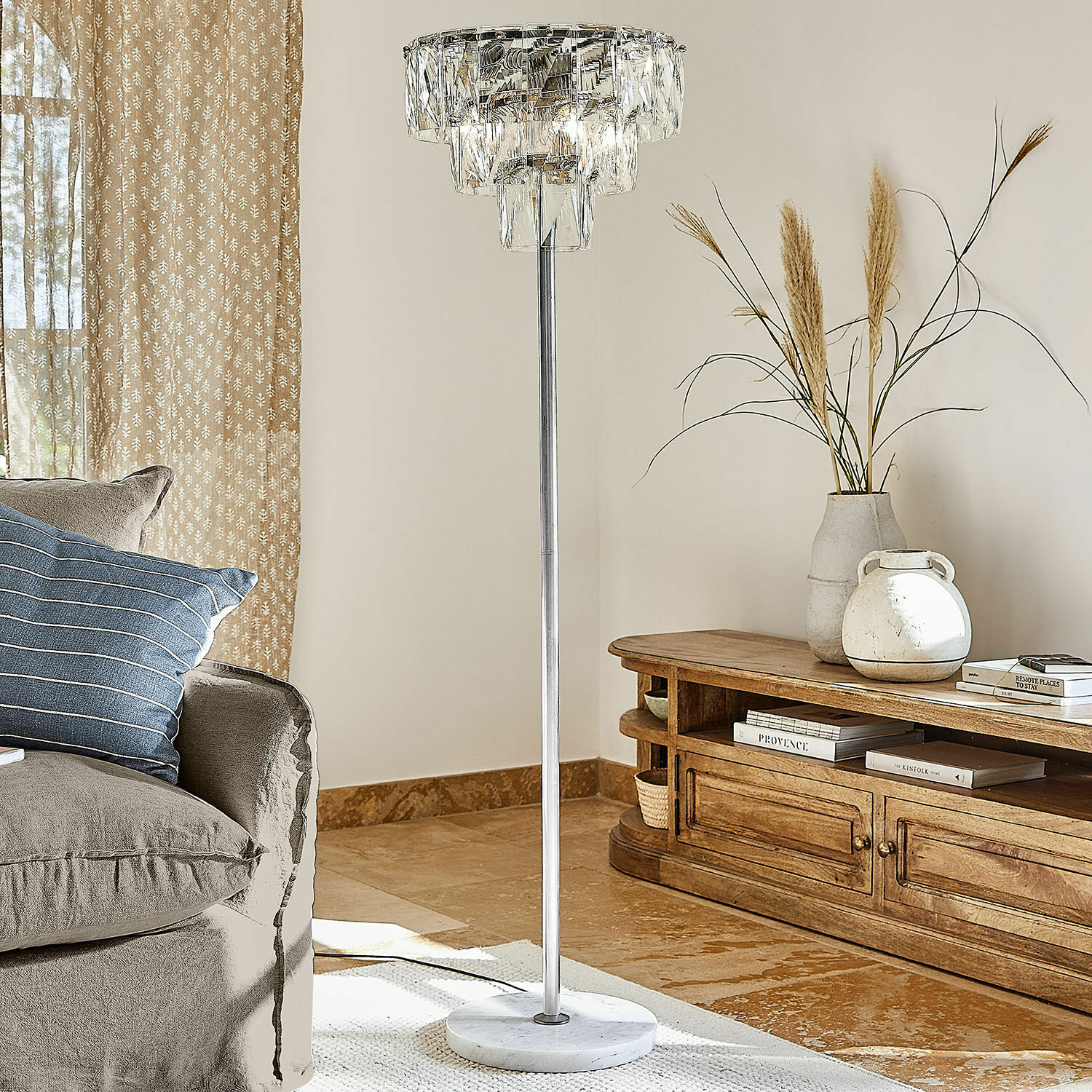Lampadaire Crystalford Lampadaire avec abat-jour en cristal et base en marbre dans un salon moderne