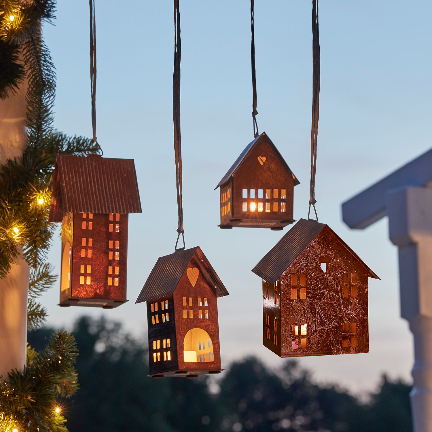 Lot de 4 lanternes Treyford Lanterne en métal rouillé en forme de maison avec lumière intérieure, décoration extérieure de Noël