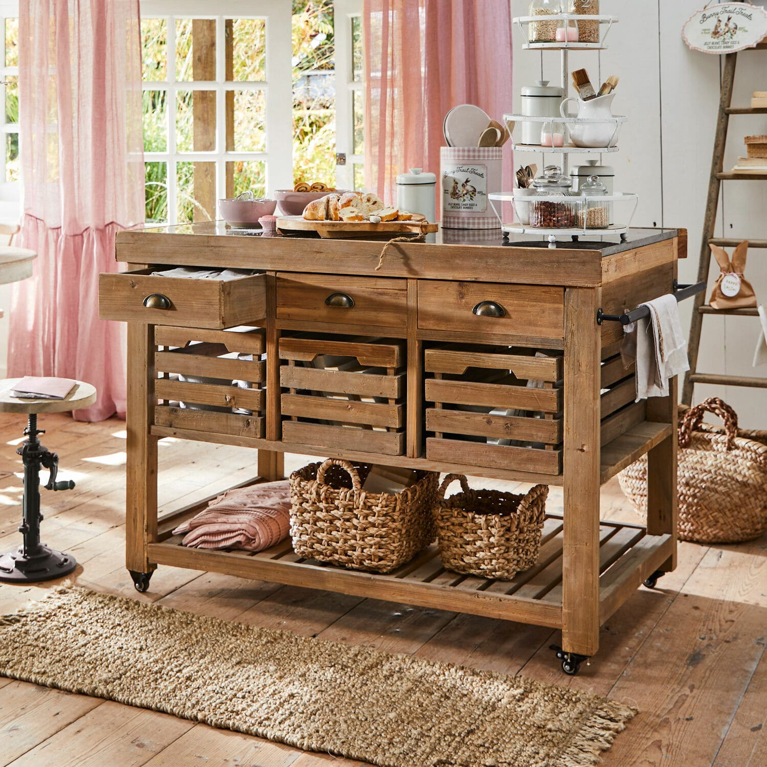 Îlot de cuisine Haddonfield Desserte de cuisine en bois naturel avec tiroirs et paniers, meuble de rangement pratique et rustique