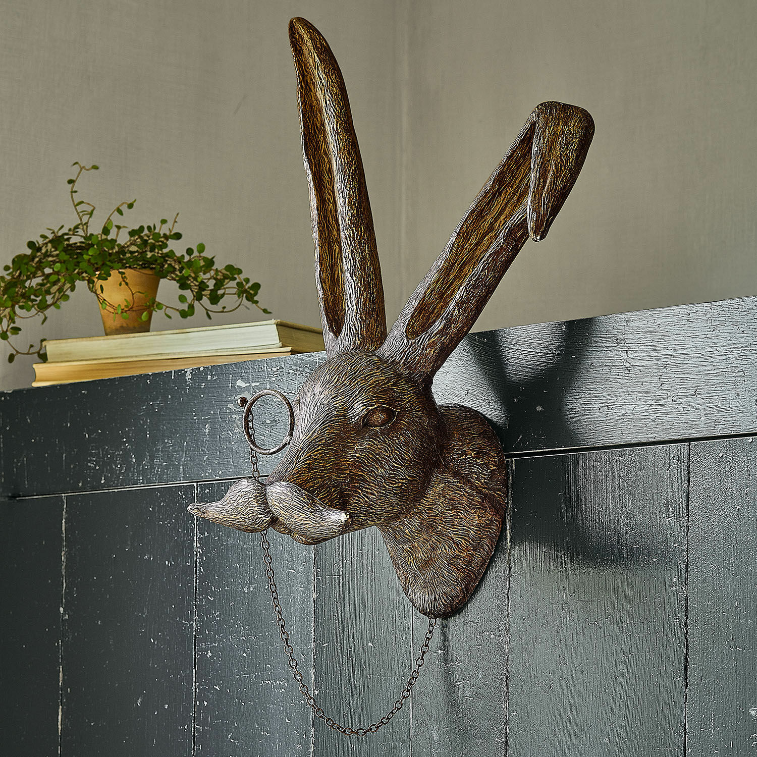 Lapin décoratif Rashida Tête de lapin décorative en métal brun avec moustache et monocle suspendue au mur