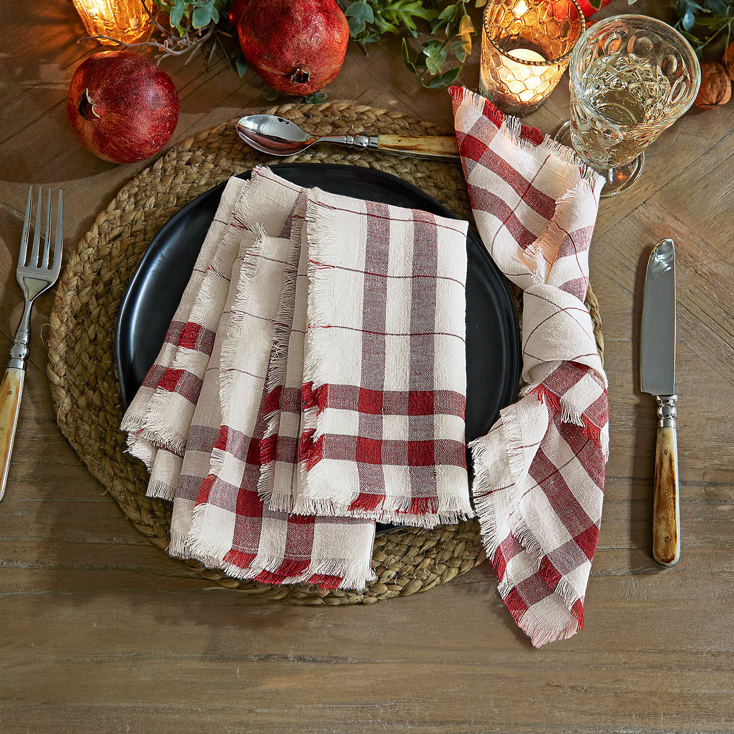 Lot de 4 serviettes de table Zarella Serviettes en lin à carreaux rouges et blancs sur une assiette noire avec couverts en bois naturel